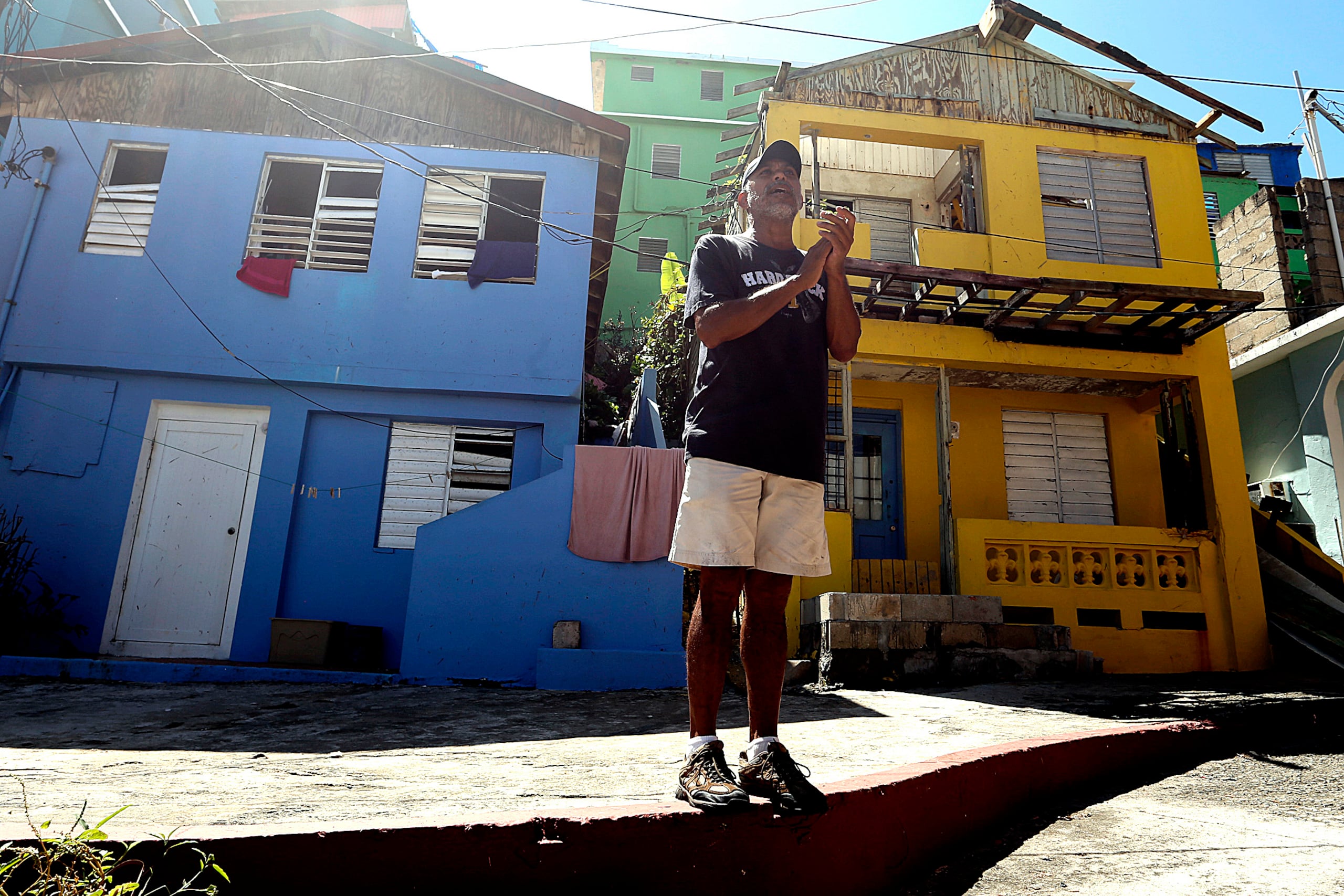 En una fotografía de archivo, el músico Joe Medina improvisando en la barriada de La Perla en San Juan.