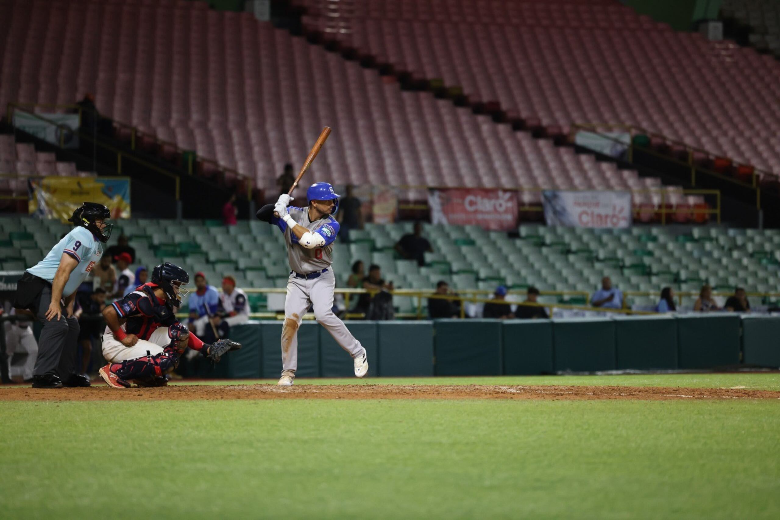 Albert Almora abrió el partido con un triple y anotó la primera carrera de Santurce en la eventual victoria 3-1 sobre los Indios de Mayagüez en lunes en la noche.
