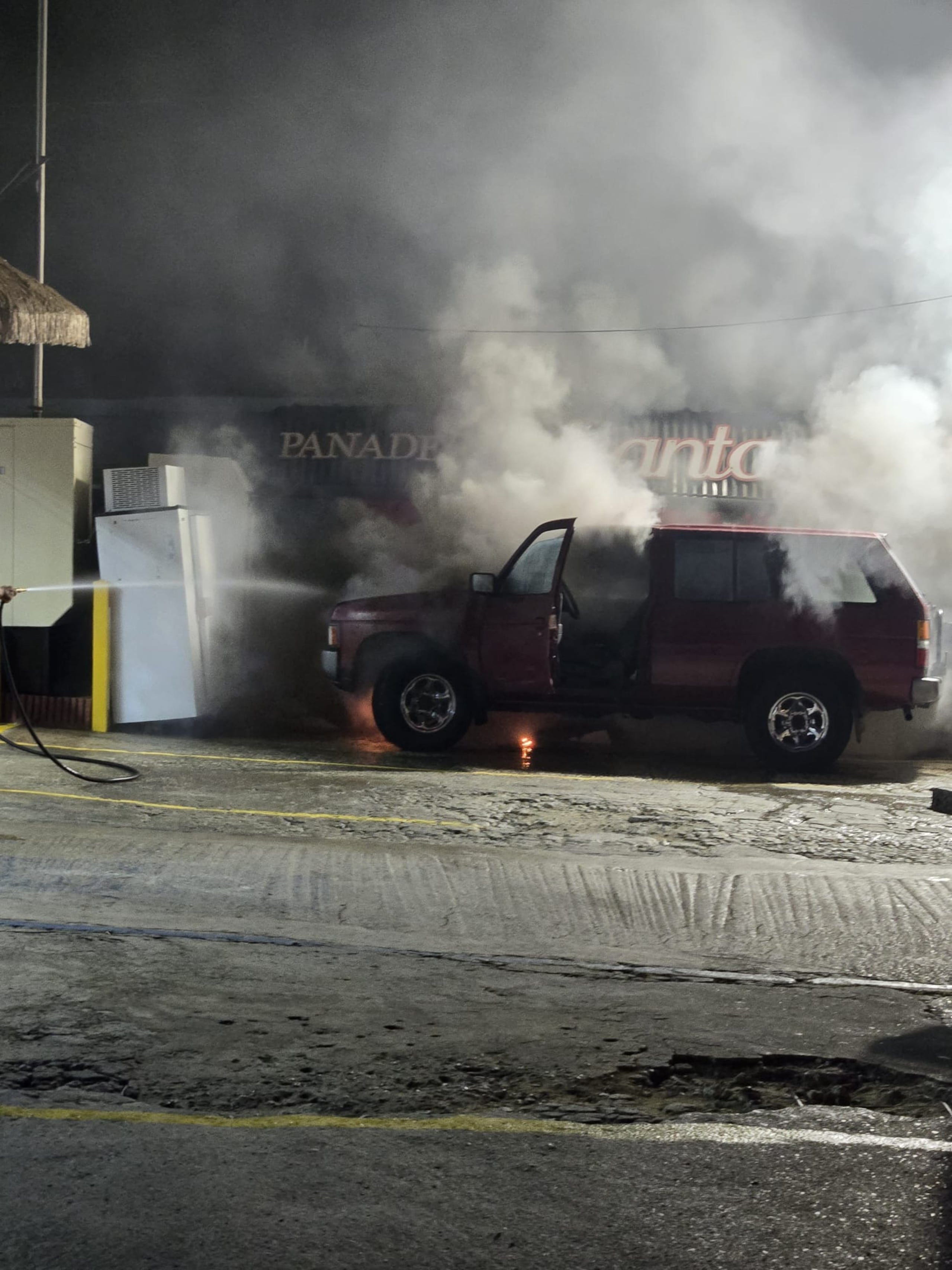 Un vehículo se incendió por aparentes problemas mecánicos en la carretera PR-144 kilómetro 3.2, frente a la panadería Santa Clara en el pueblo de Jayuya.