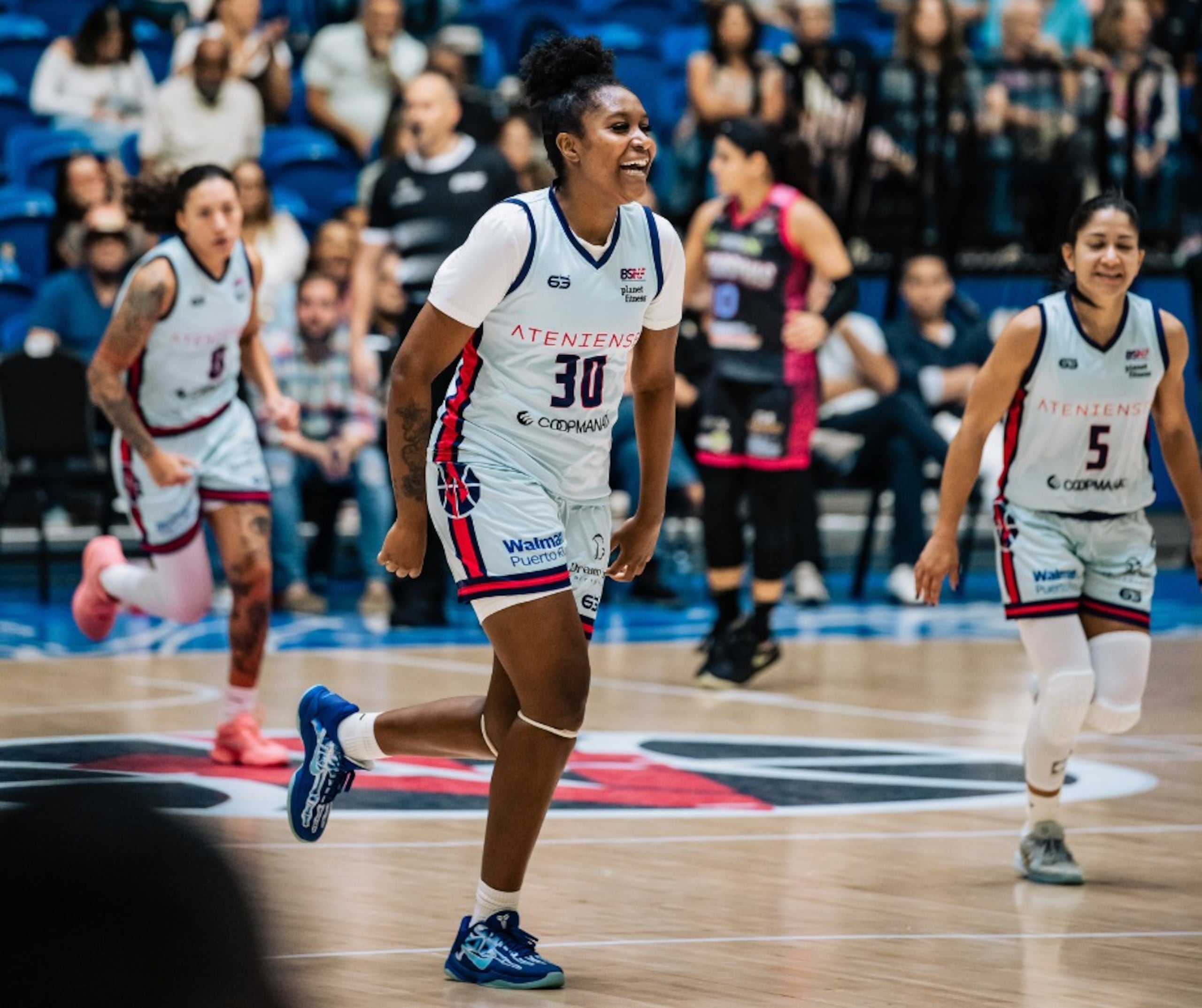 Kiki Jefferson lideró la ofensiva de las Atenienses de Manatí con 19 unidades.