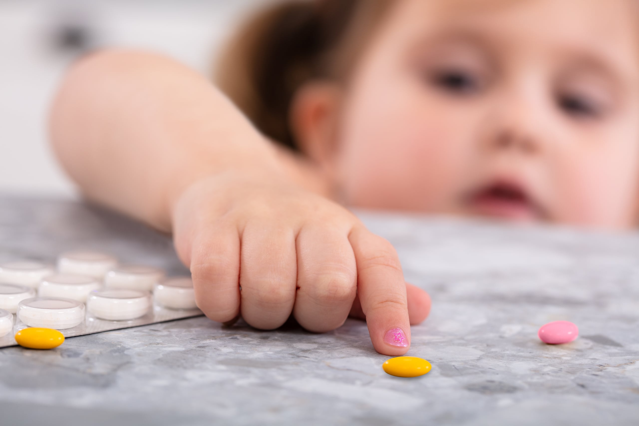 El Dr. Andrés Britt Larregui, director del CCE en Puerto Rico, enfatiza que por ningún concepto los adultos deben indicarles a los menores que los medicamentos son dulces, cuando intentan que tomen un fármaco, porque “ellos lo verán literalmente así”.