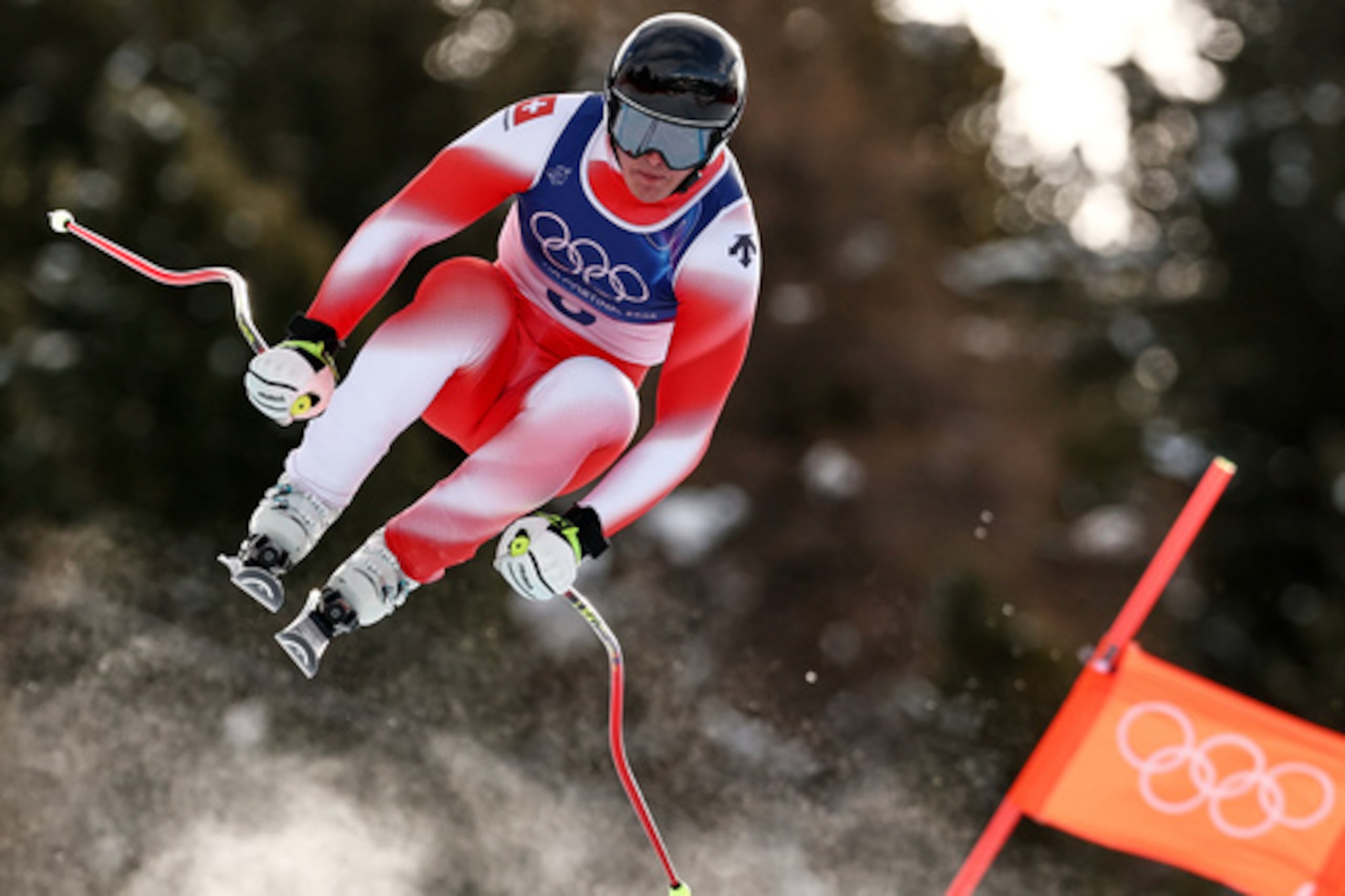 El esquiador suizo Franjo von Allmen en un momento de la prueba masculina de descenso de los Juegos Olímpicos de Invierno, el 7 de febrero de 2026, en Bormio, Italia. (AP Foto/Gabriele Facciotti)