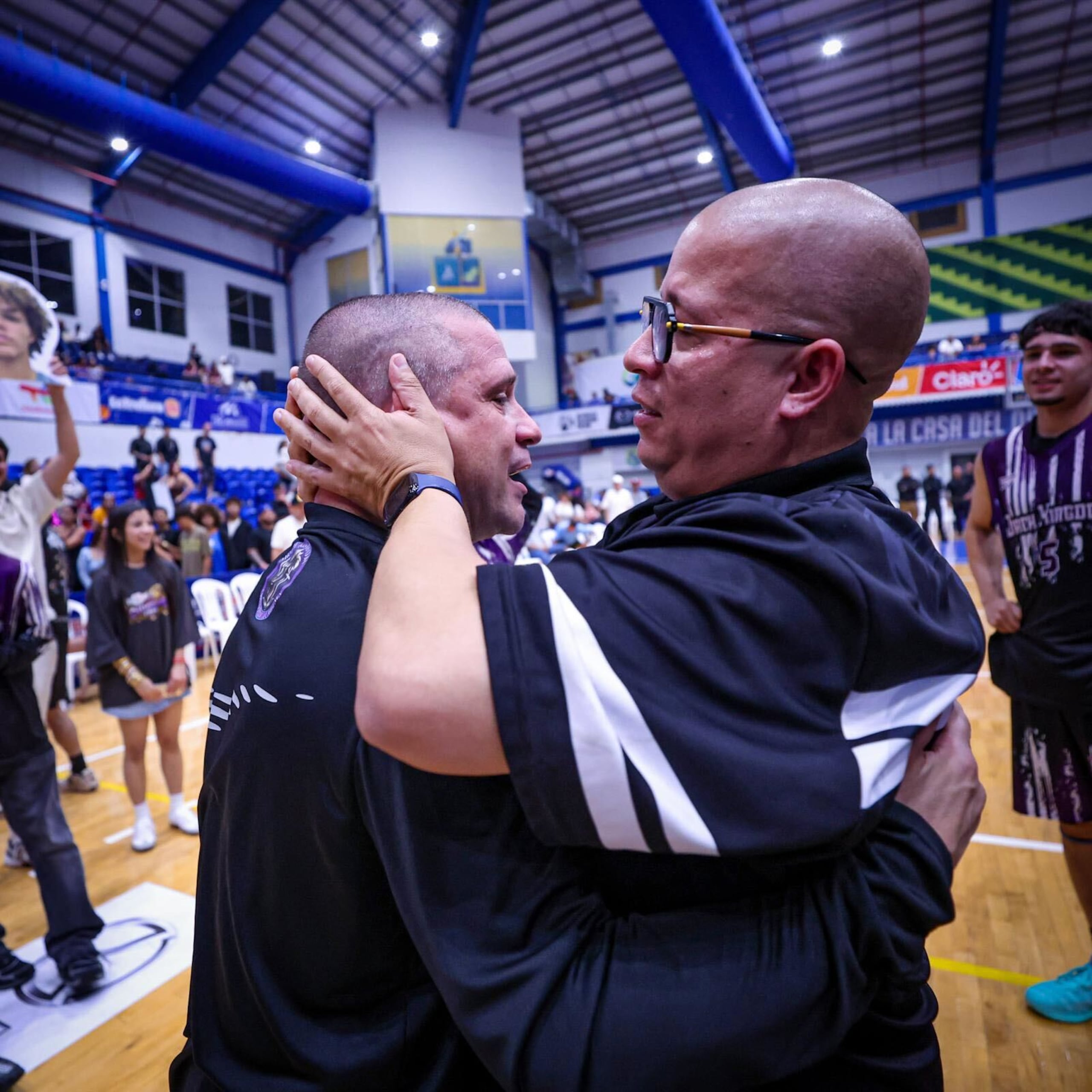 Héctor Delgado junto al dirigente Juan Cardona después de ganar el Top Ranked Buzzer Beater.