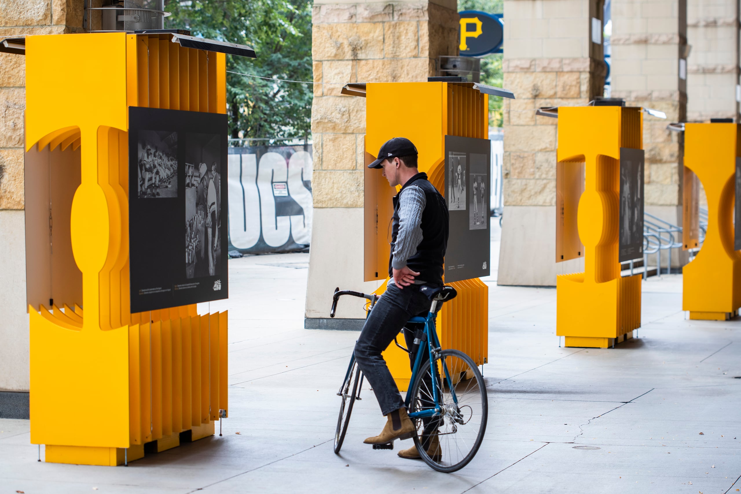 La exhibición de fotografías de Roberto Clemente del archivo de GFR Media en las afueras de las PNC Park, de Pittsburgh.