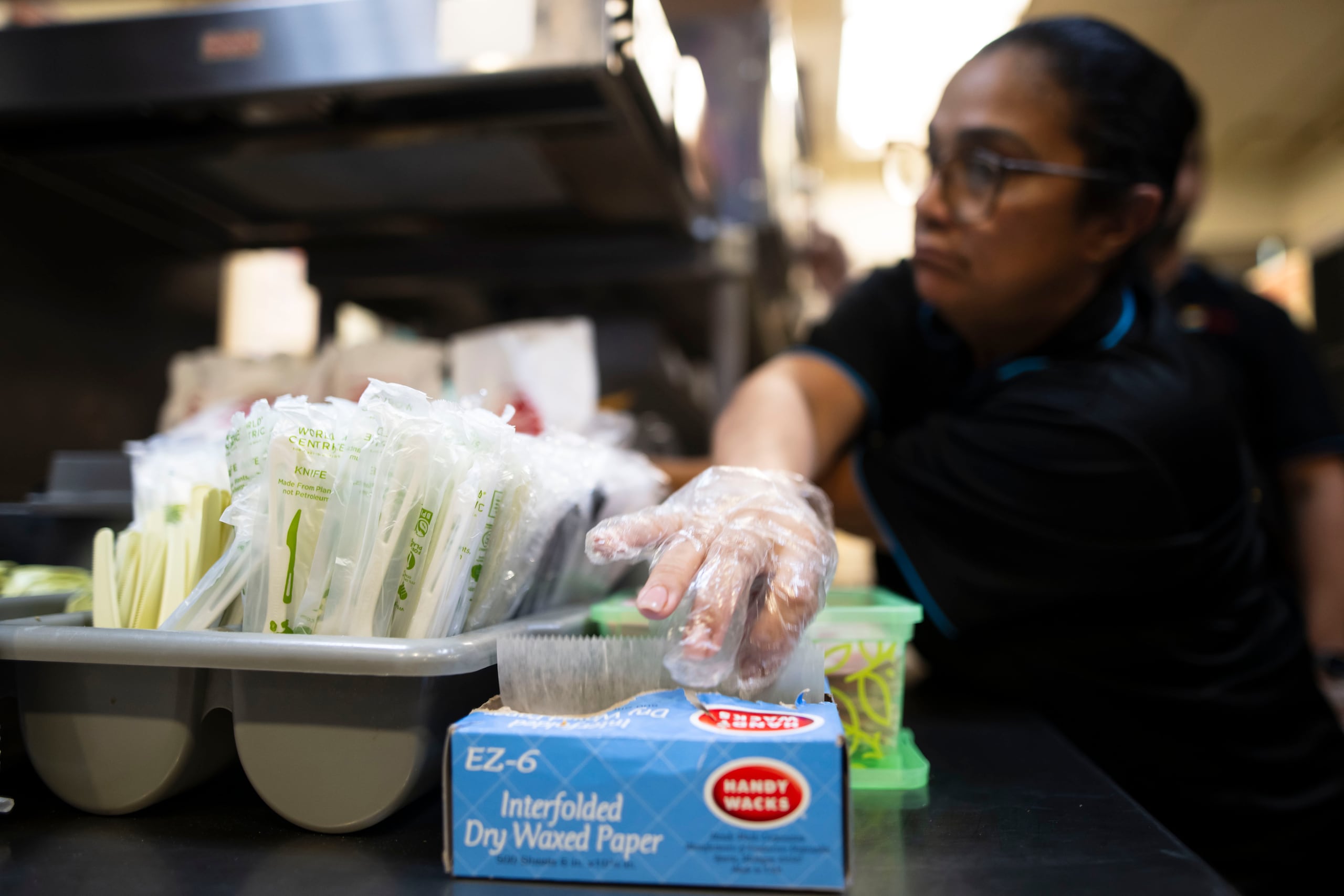 Los comercios pueden utilizar platos, utensilios y vasos biodegradables para sustituir el plástico de un solo uso.