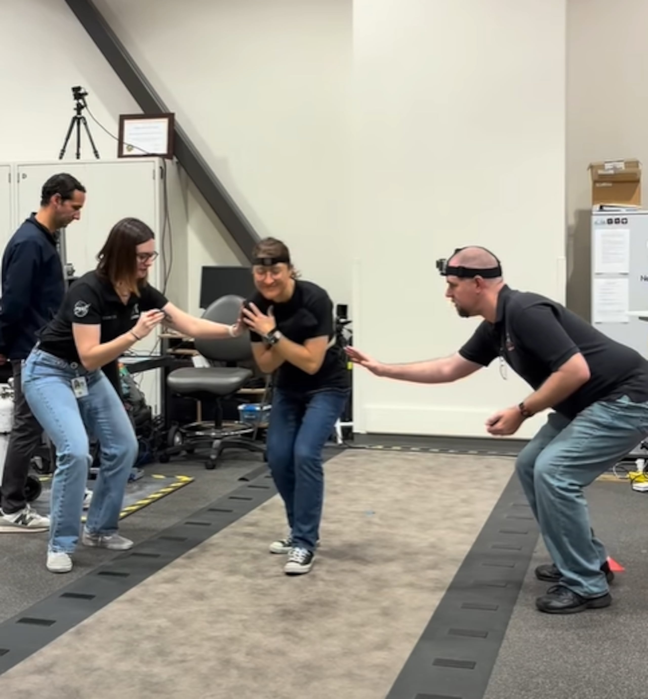 En el video que compartió Christina Koch se le puede ver intentando caminar en línea recta con los ojos cerrados, mientras dos personas la sostienen, una actividad que le resulta difícil tras el viaje.