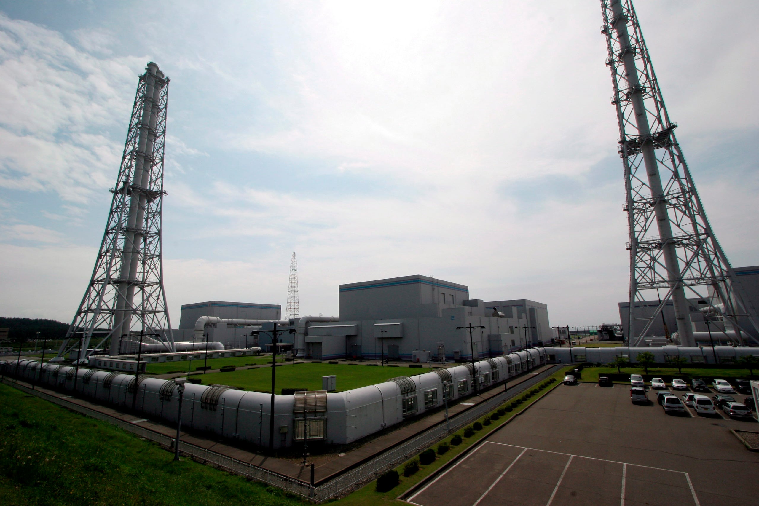Fotografía de archivo, tomada el 18/07/07, que muestra una vista de la central nuclear de Kashiwazaki-Kariwa en la prefectura de Niigata (Japón). EFE/Franck Robichon