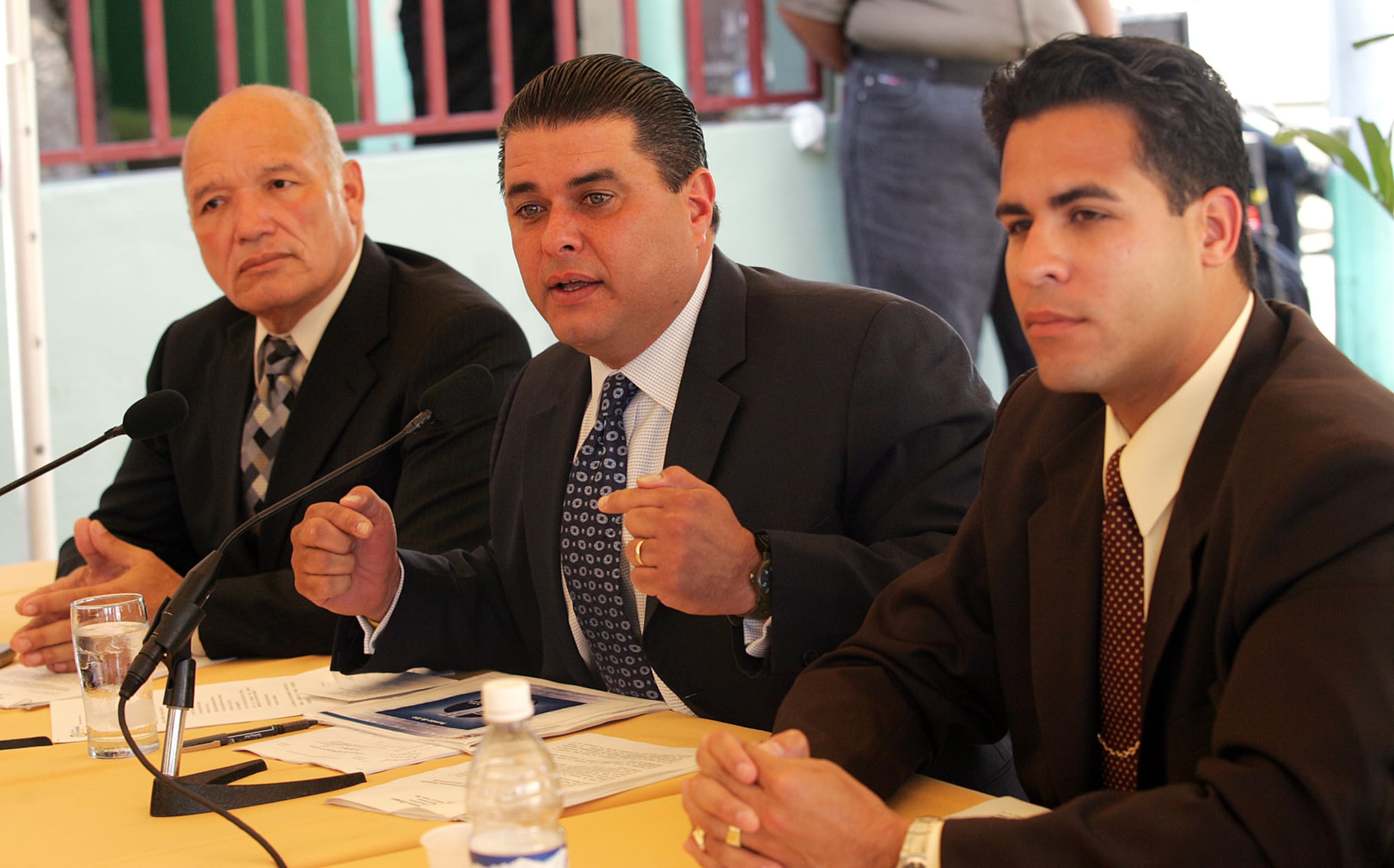 En la foto, de izquierda a derecha, aparecen José “Nelo” González, alcalde de Luquillo; Jorge Santini, alcalde de San Juan; y el representante Rolando Crespo, durante una conferencia de prensa celebrada el 8 de marzo de 2005.