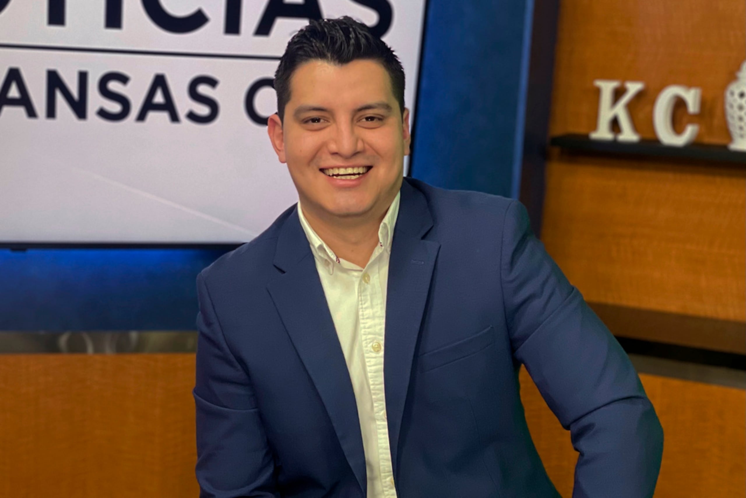 En esta fotografía proporcionada por Telemundo Kansas City se muestra a Adan Manzano, reportero y presentador que fue encontrado muerto en su habitación de hotel el 5 de febrero de 2025.