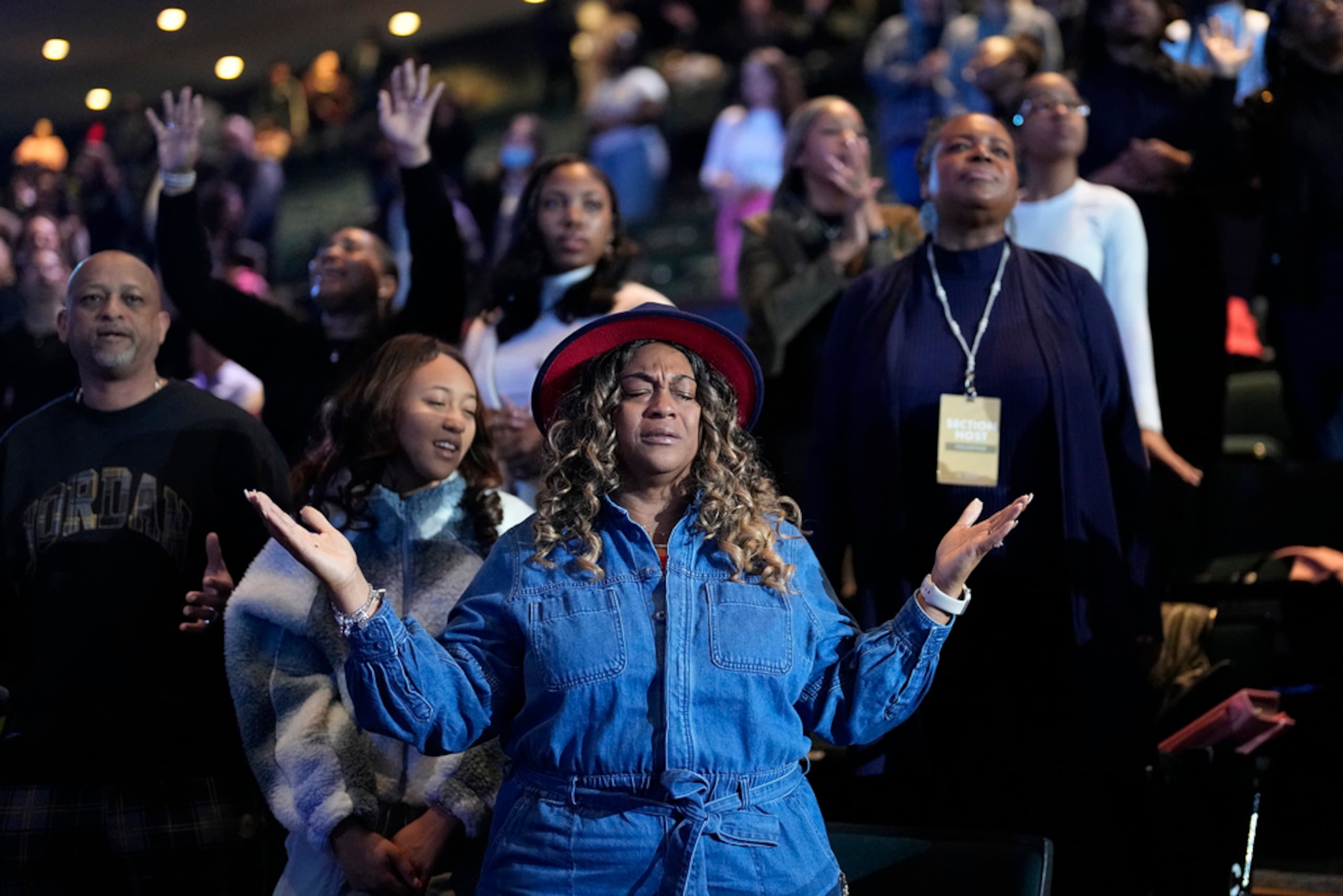 Mientras el pastor Joel Osteen y otros hablaban, se podía escuchar a la gente en la audiencia decir: “Amén” y “Gracias, Dios”.