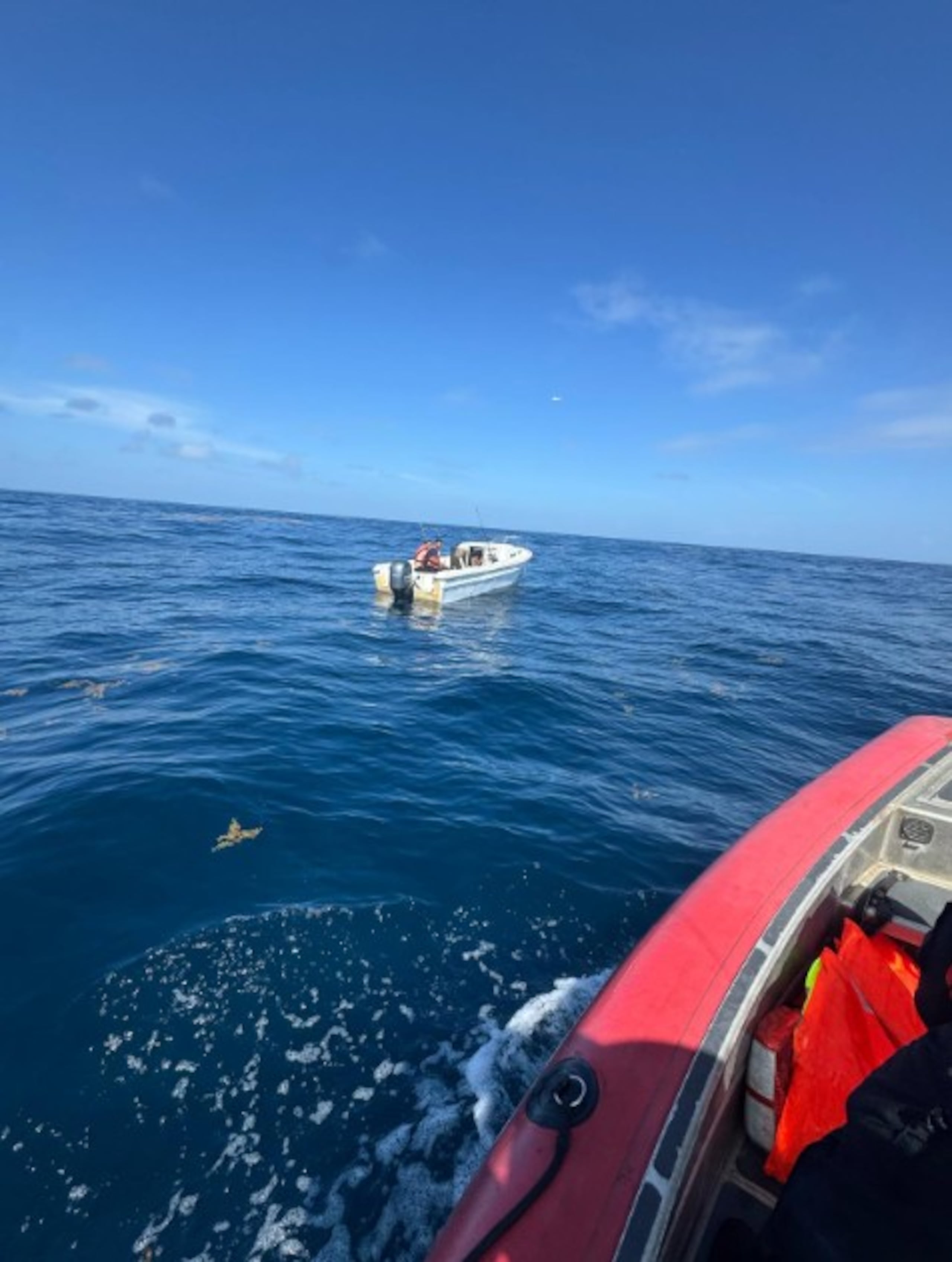 La embarcación con los tres hombres a bordo fue localizada cerca de la Isla de Mona.