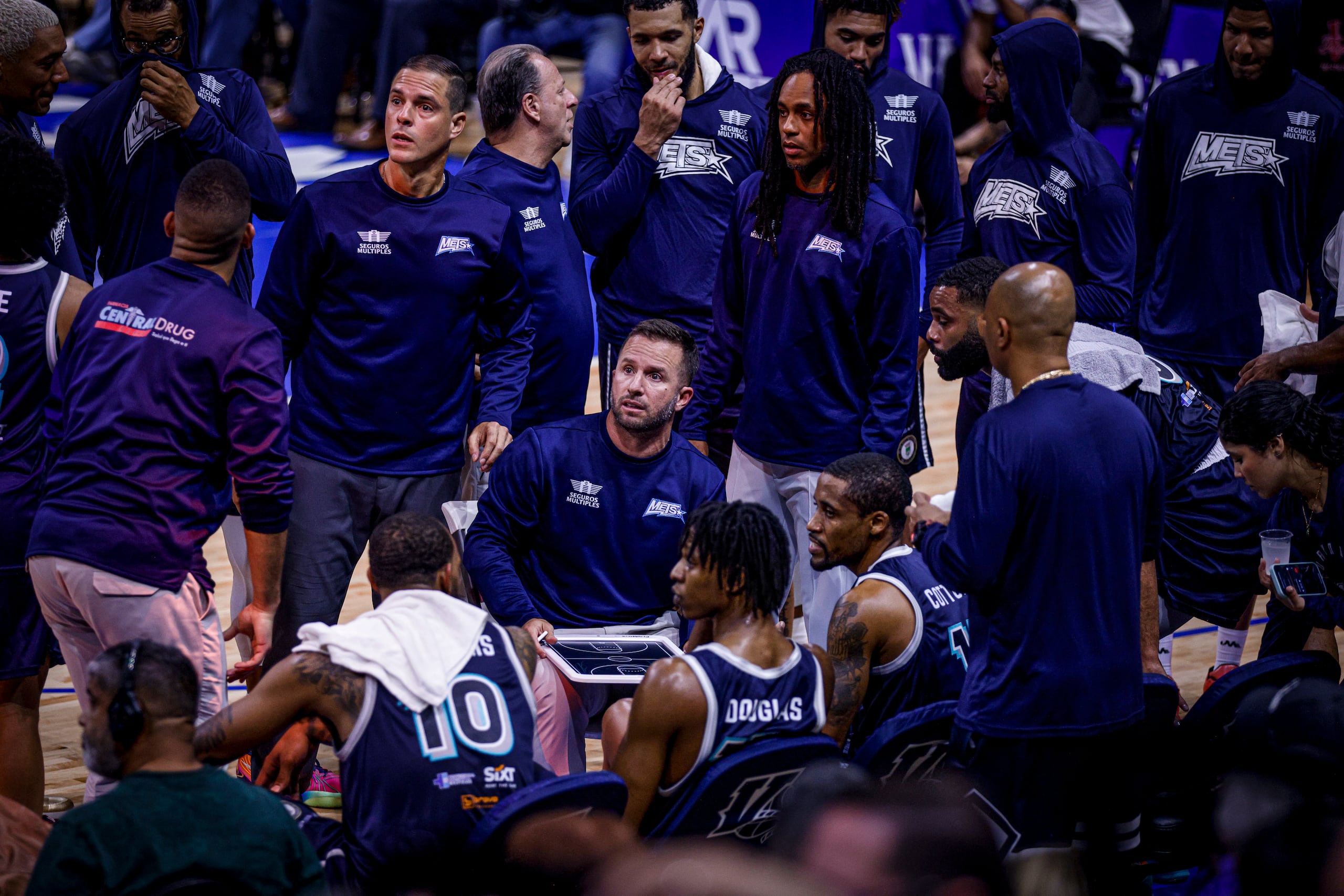 El dirigente José Juan Barea durante un tiempo muerto en el juego entre los Mets de Guaynabo y los Vaqueros de Bayamón.