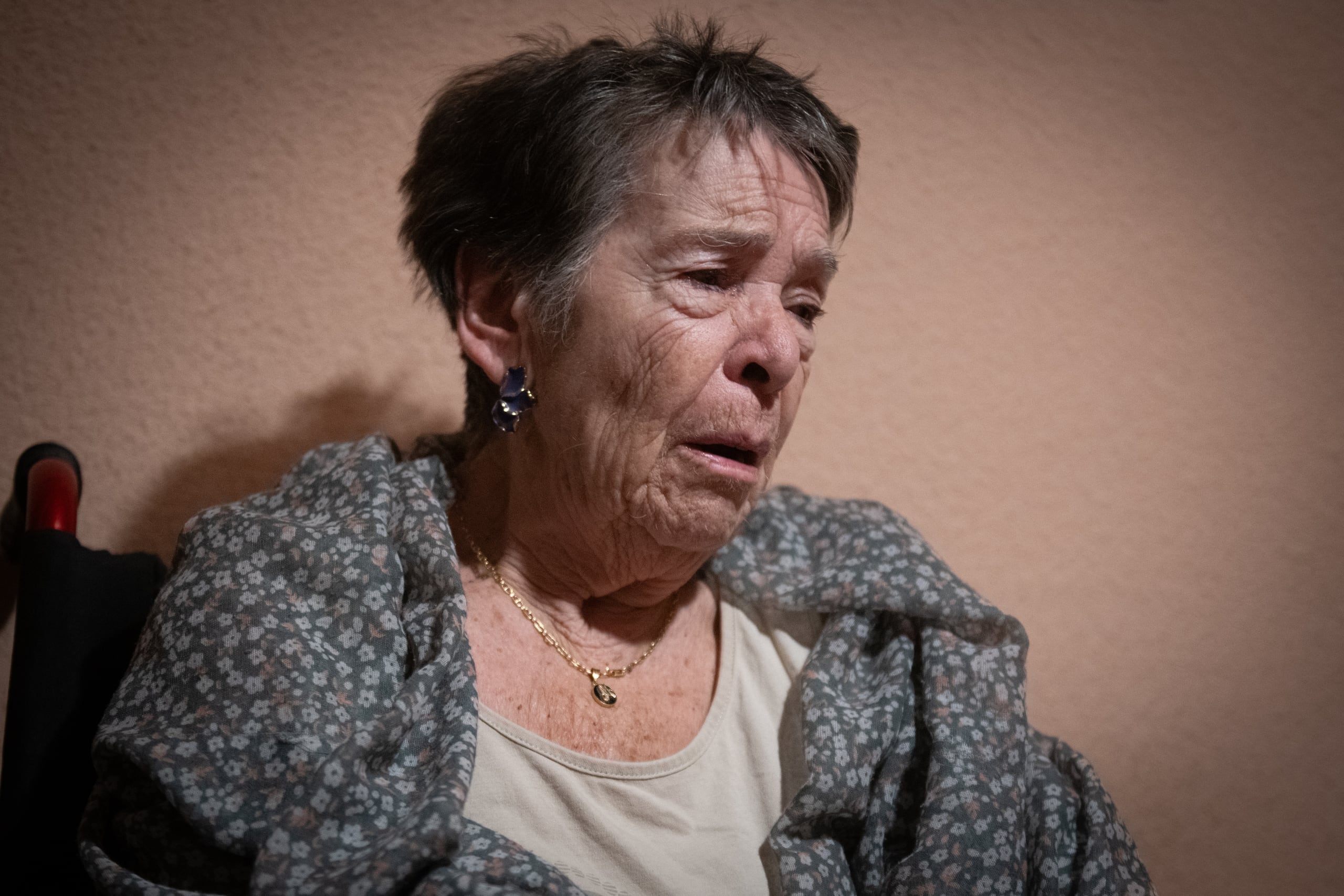 Maricarmen, de 87, fue sacada de su casa en camilla y llevada a un hospital.