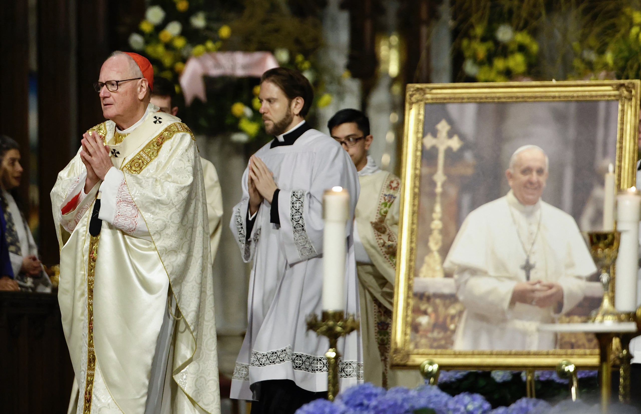 “Cuando necesito dinero para comprar zapatos o algo, lo pido. No tengo sueldo, pero no me preocupa porque sé que me darán de comer gratis”, dijo en una ocasión el difunto papa Francisco, preguntado sobre el tema.