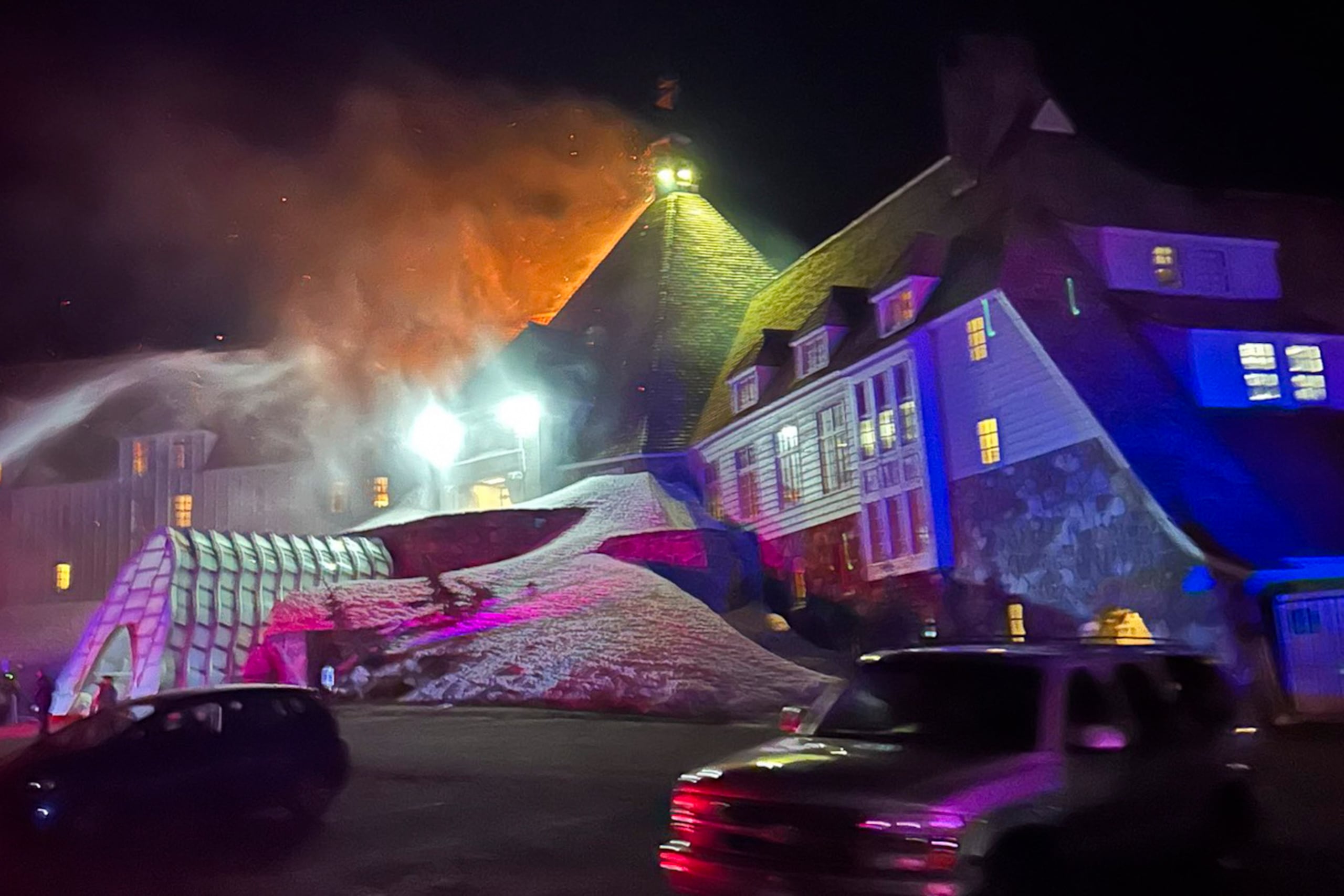 Los bomberos extinguieron un incendio en el histórico Timberline Lodge de Oregón, que apareció en la película de Stanley Kubrick de 1980 "The Shining", el jueves 18 de abril de 2024 por la noche en Government Camp, Oregon (Departamento de Bomberos de Clackamas vía AP)