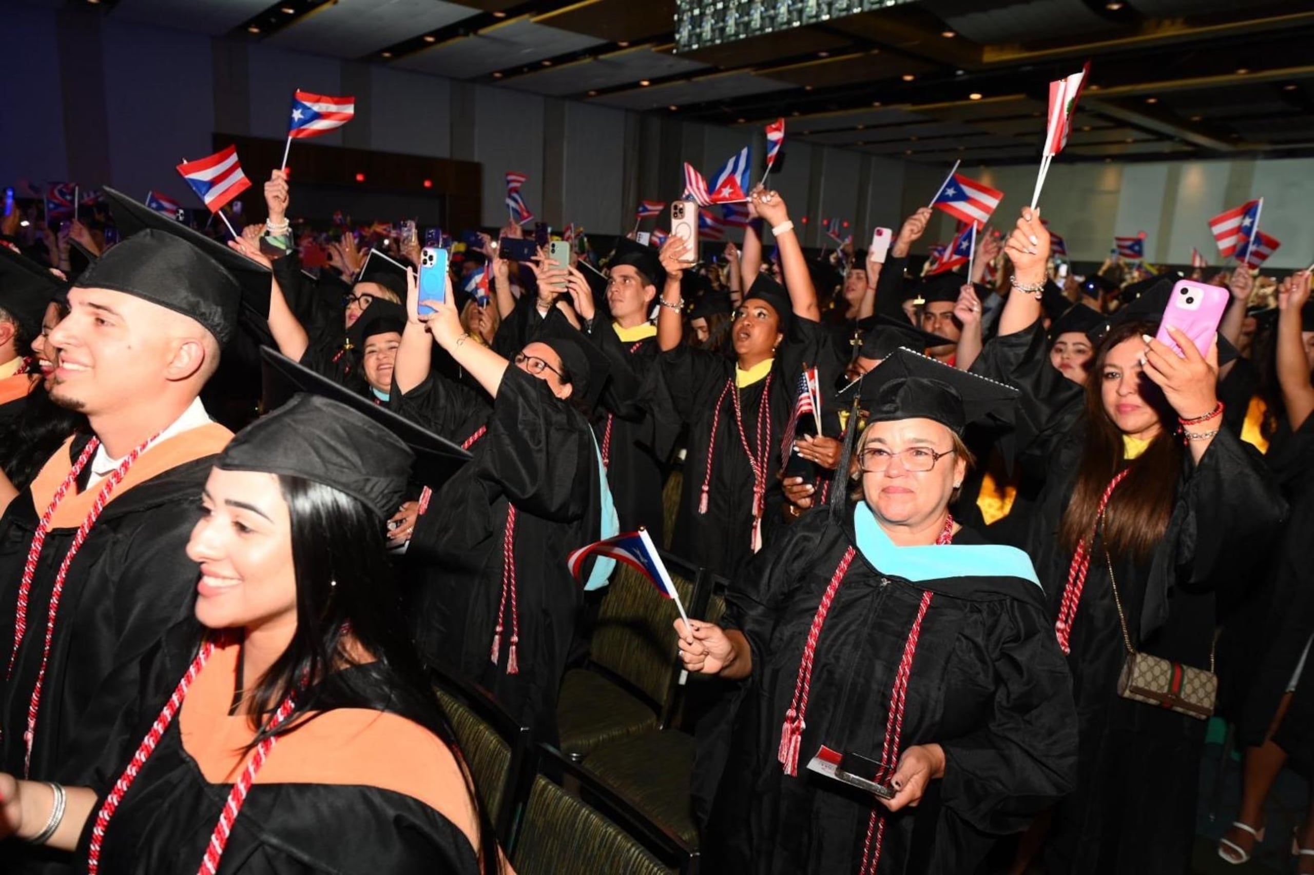 Sobre 2,000 estudiantes de distintos recintos de la Florida y de modalidad en línea lograron cumplieron con los requisitos para conferirles sus títulos académicos.