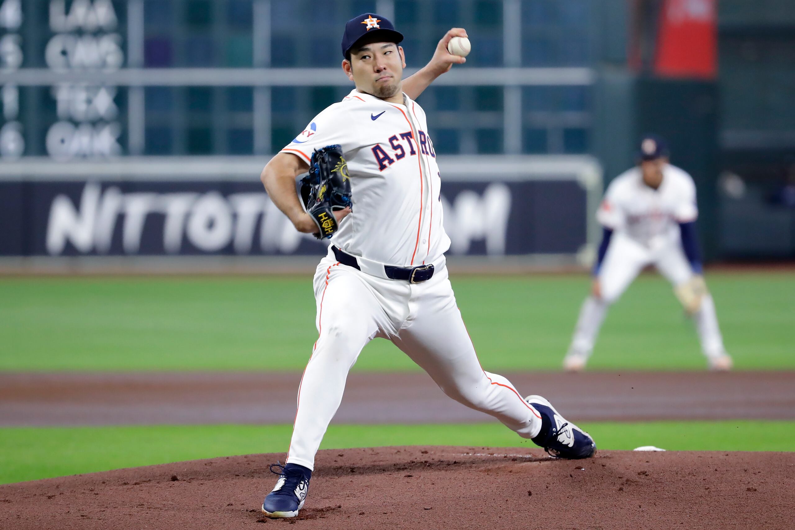 El abridor de los Astros de Houston Yusei Kikuchi lanza ante los Marineros de Seattle, el miércoles 25 de septiembre de 2024, en Houston.