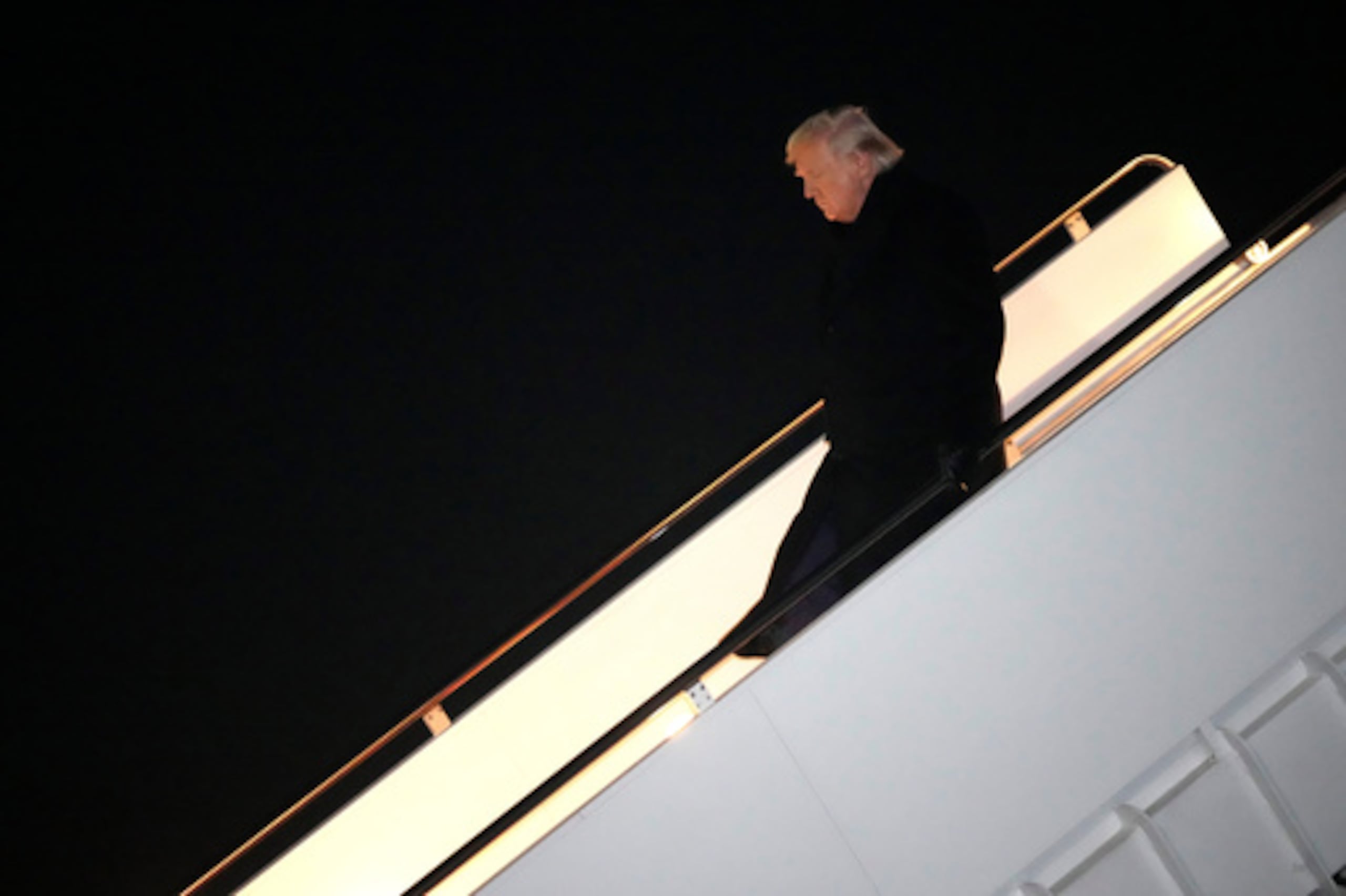 El presidente Donald Trump baja del Air Force One, a primera hora del lunes 9 de febrero de 2026, en la Base Conjunta Andrews, Maryland, tras regresar de un viaje a Florida. (AP Photo/Mark Schiefelbein)