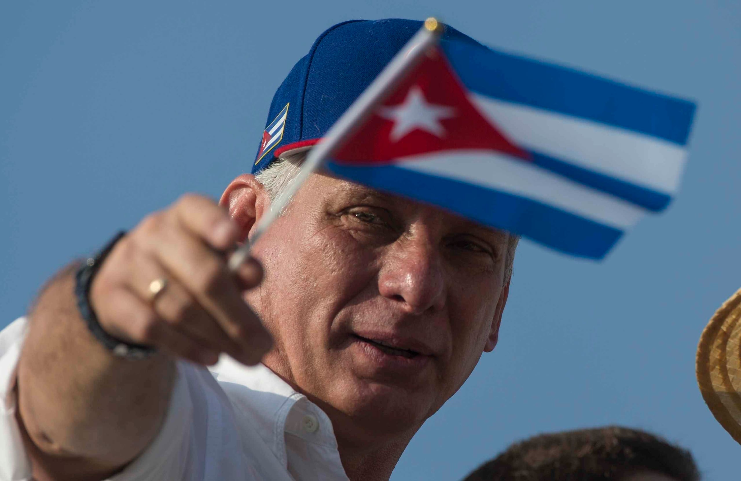 El presidente cubano, Miguel Diaz-Canel, muestra una bandera de Cuba. (AP)
