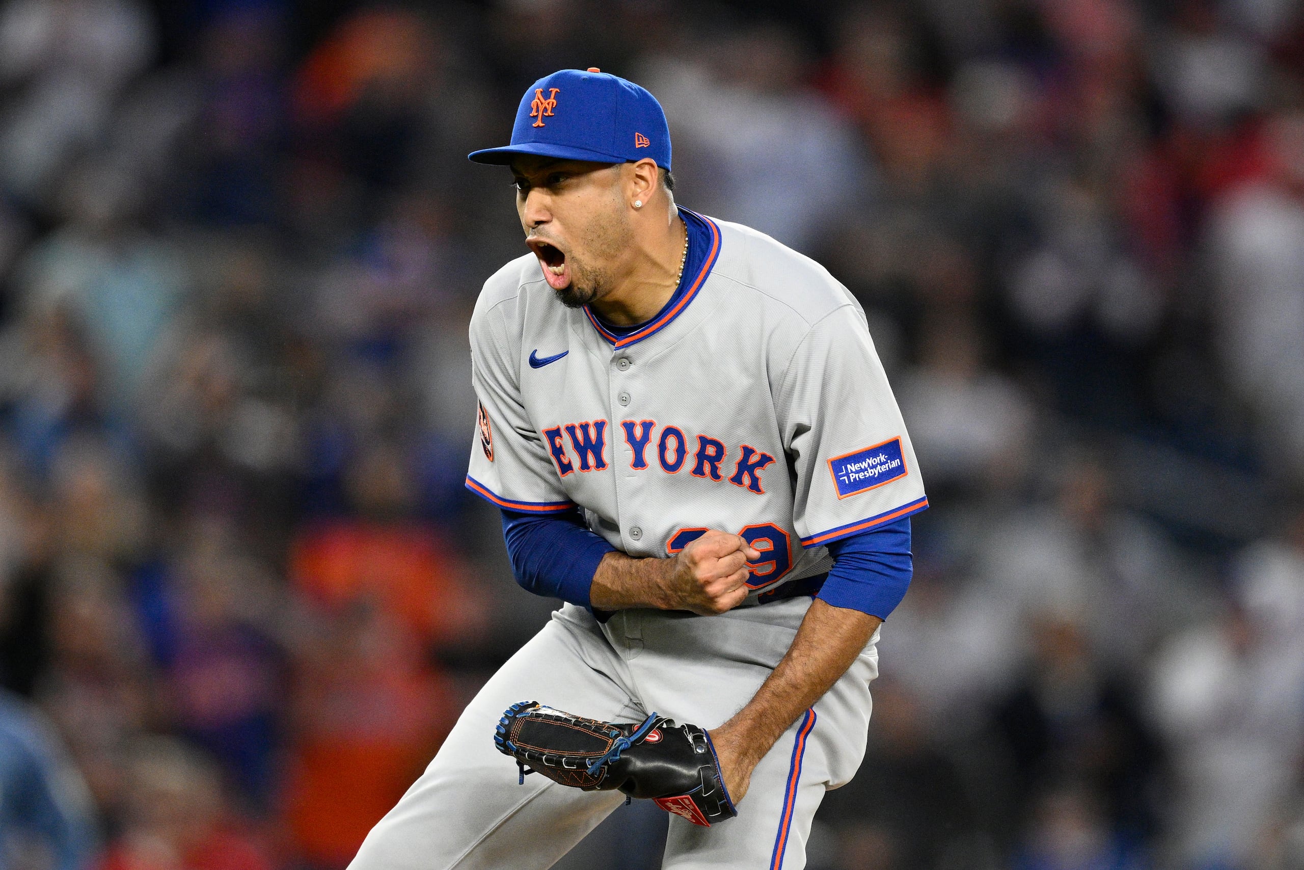 Edwin Díaz celebra luego de cerrar la novena entrada con tres ponches contra los Nationals.