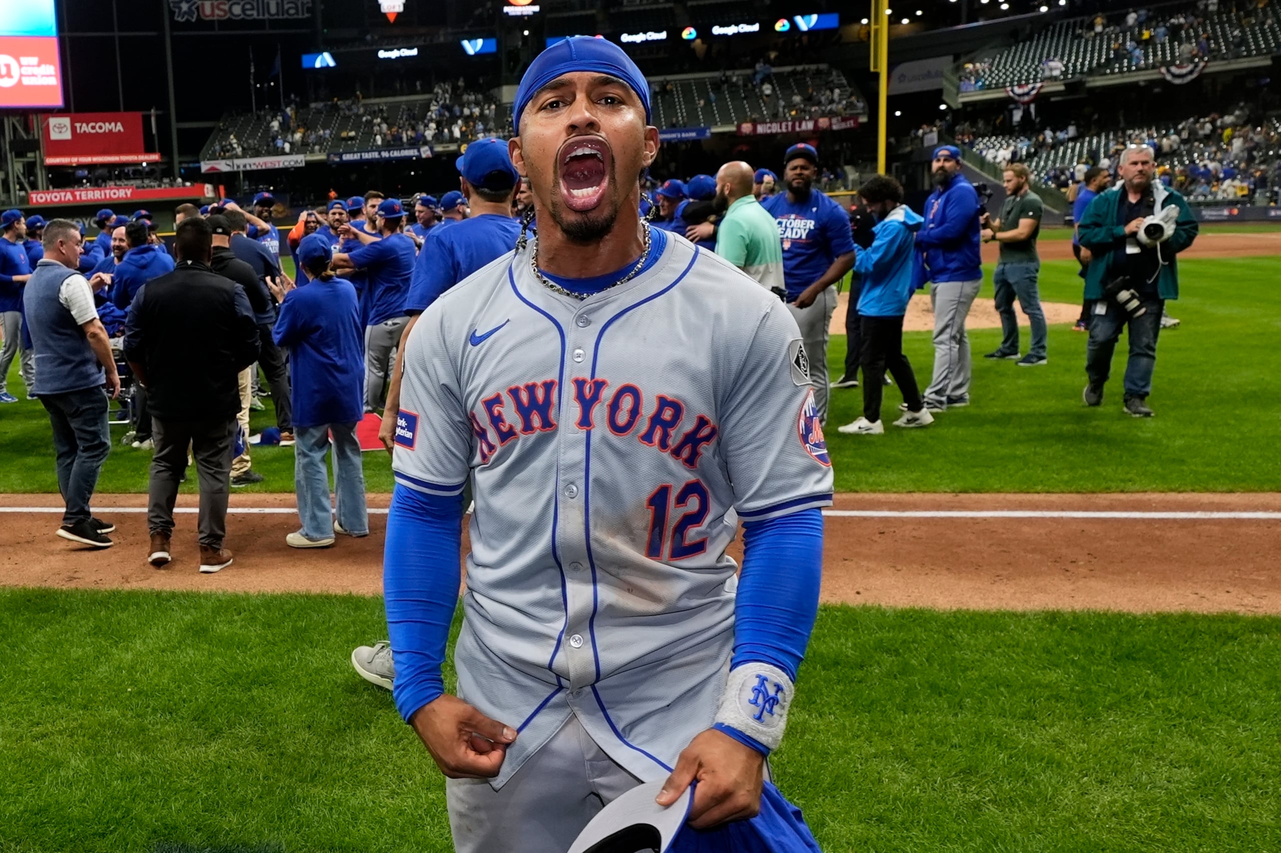 Francisco Lindor celebra el pase de los Mets de Nueva York a la Serie Divisional de la Liga Nacional.