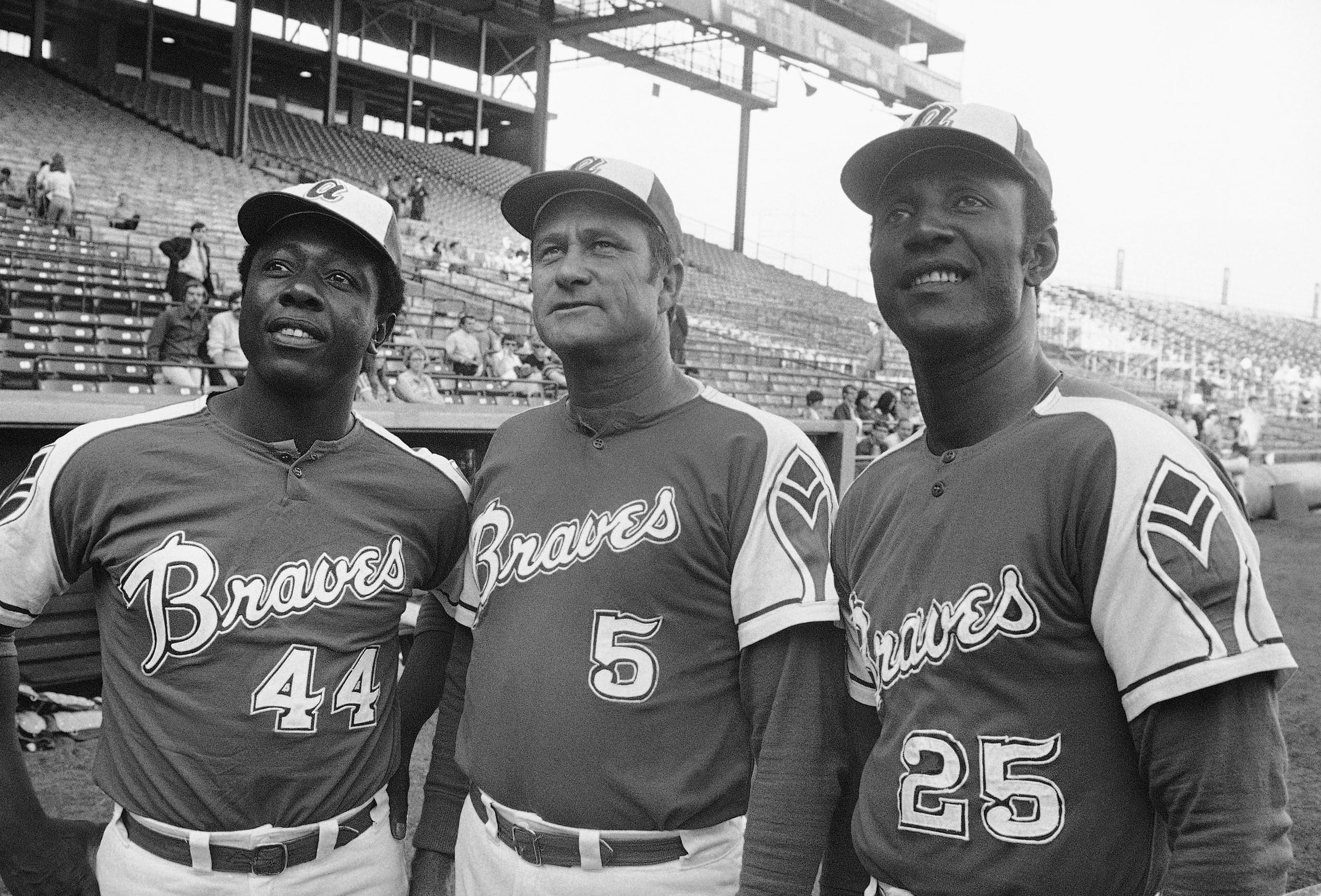 Rico Carty (derecha), Hank Aaron (izquierda) y Lew Burdette de los Braves de Atlanta aparecen aquí previo a un juego de exhibición contra los Brewers en Milwaukee, el 22 de mayo de 1972.
