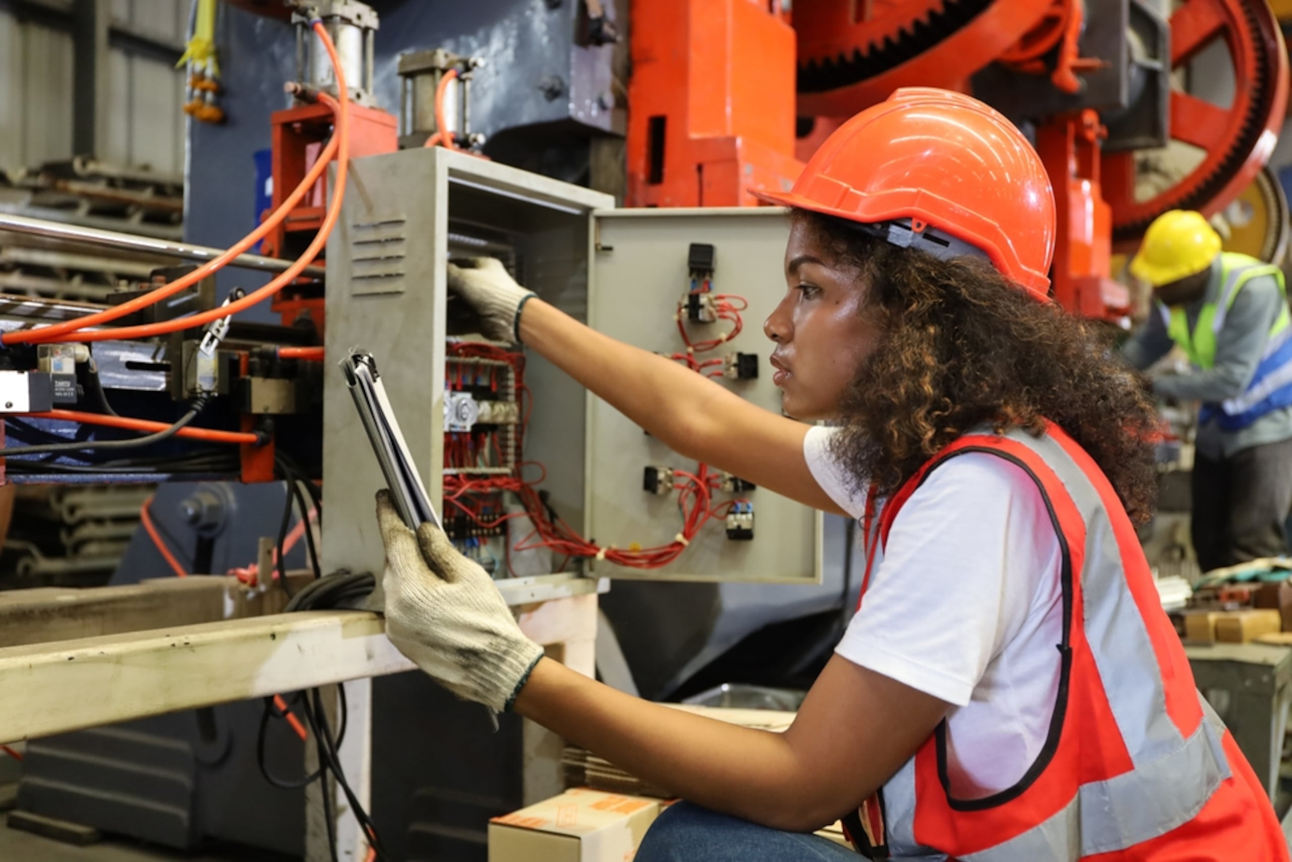 Hacen falta electricistas, en especial, mujeres.