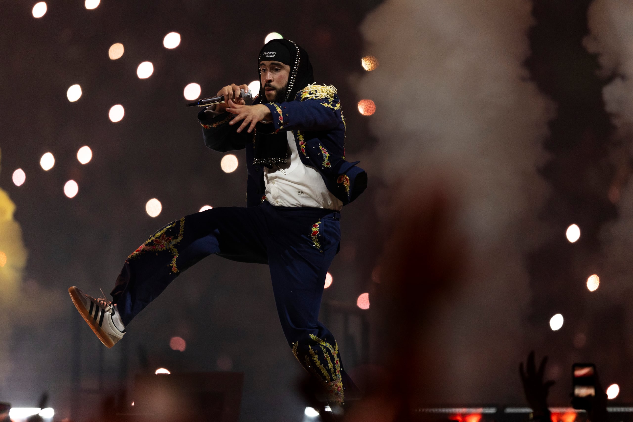 La estrella de música urbana, Bad Bunny, presenta el primero de sus tres conciertos de la gira “Most Wanted” en el Coliseo de Puerto Rico José Miguel Agrelot.
