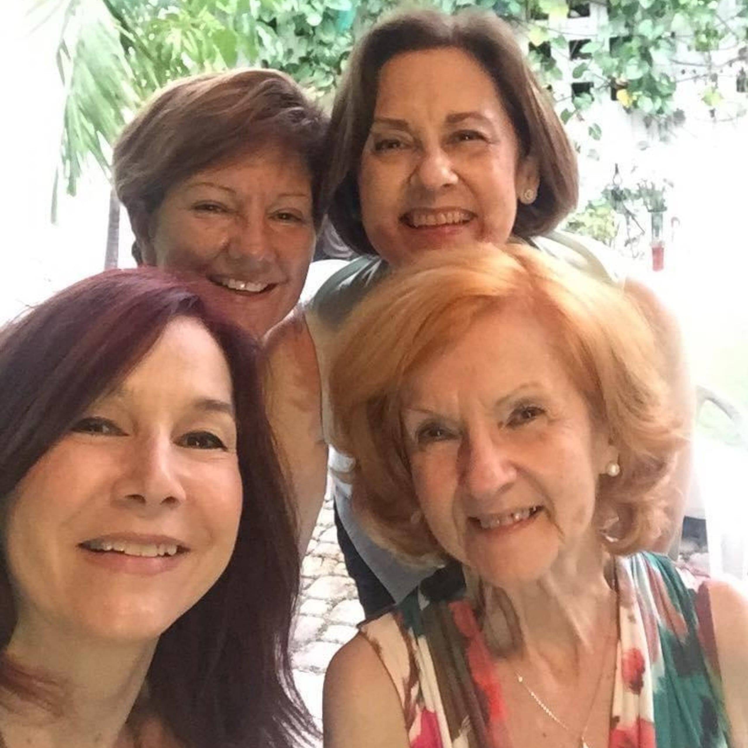 A la izquierda, abajo, Marian Pabón y la tía Annie; arriba, en el mismo orden, Lily García y Margie (prima).