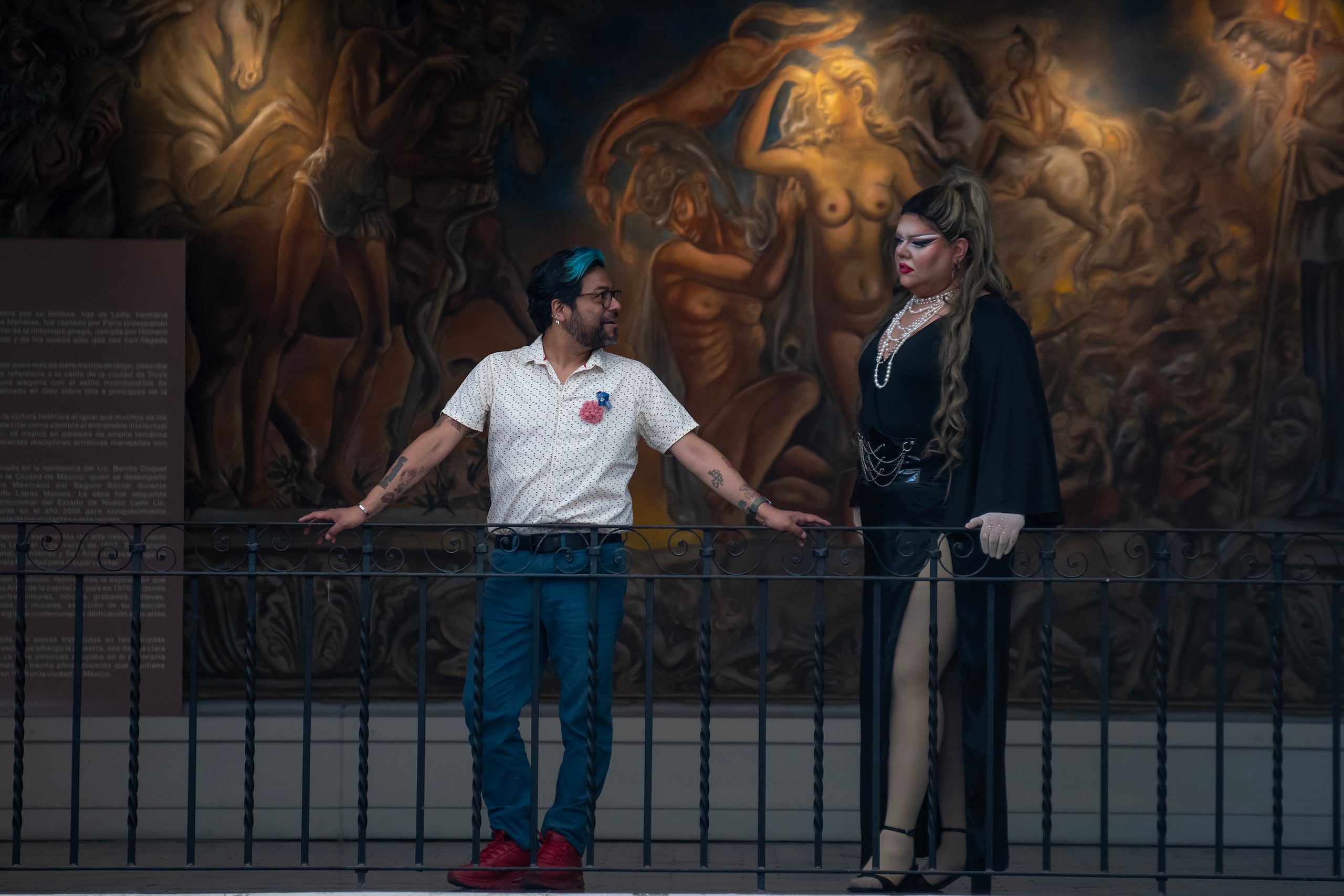 El presidente del colectivo de Ars Queer, Roberto Santana (i), acompañado de la Drag Queen, Rishelle (d), posan este viernes (ayer), al termino de una entrevista con EFE, en la ciudad de Monterrey, en Nuevo León (México). (EFE/Miguel Sierra)