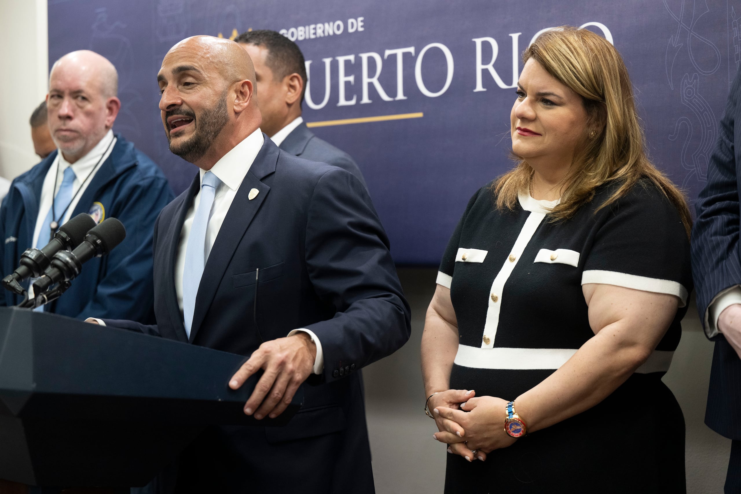La gobernadora Jenniffer González Colón escucha al superintendente de la Policía, Joseph González. FOTO POR: Carlos Rivera Giusti/GFR Media
