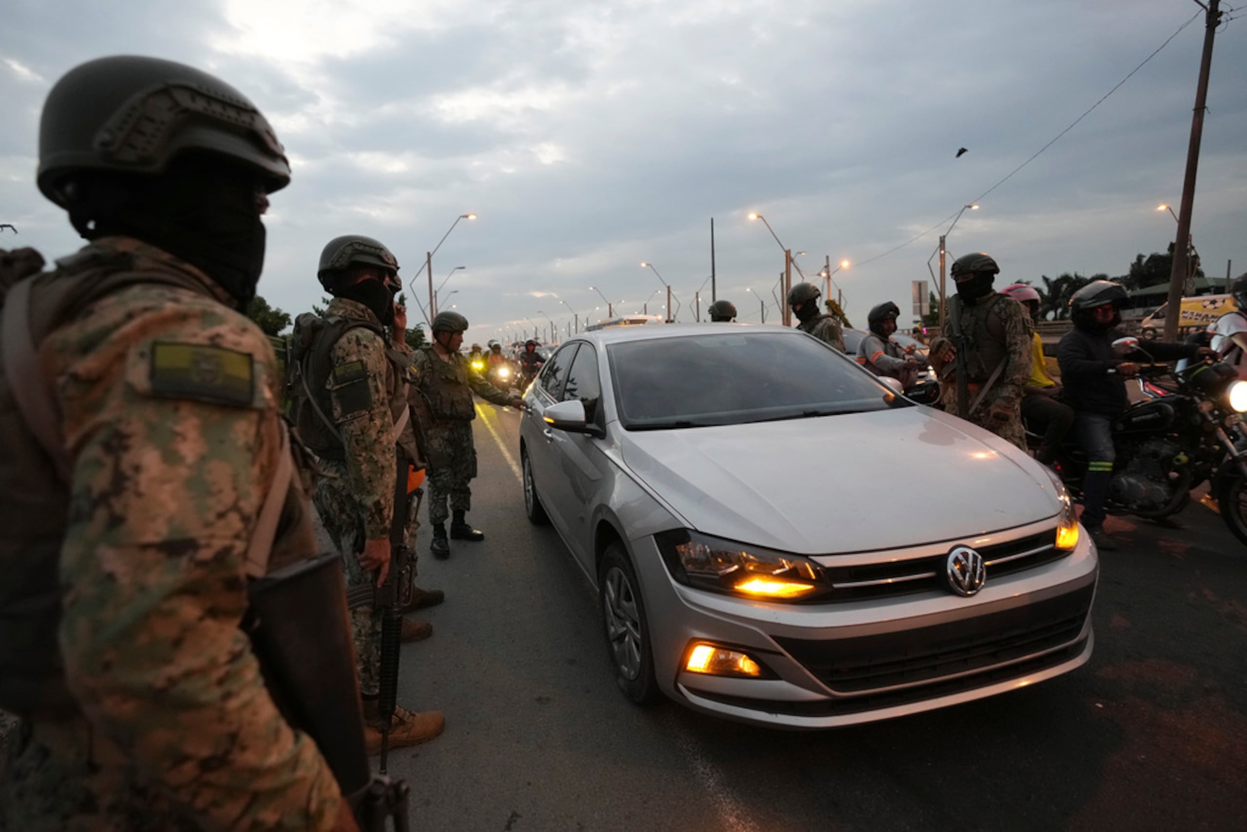 Soldados verifican vehículos durante un operativo en Guayaquil, Ecuador, el 20 de julio de 2023.