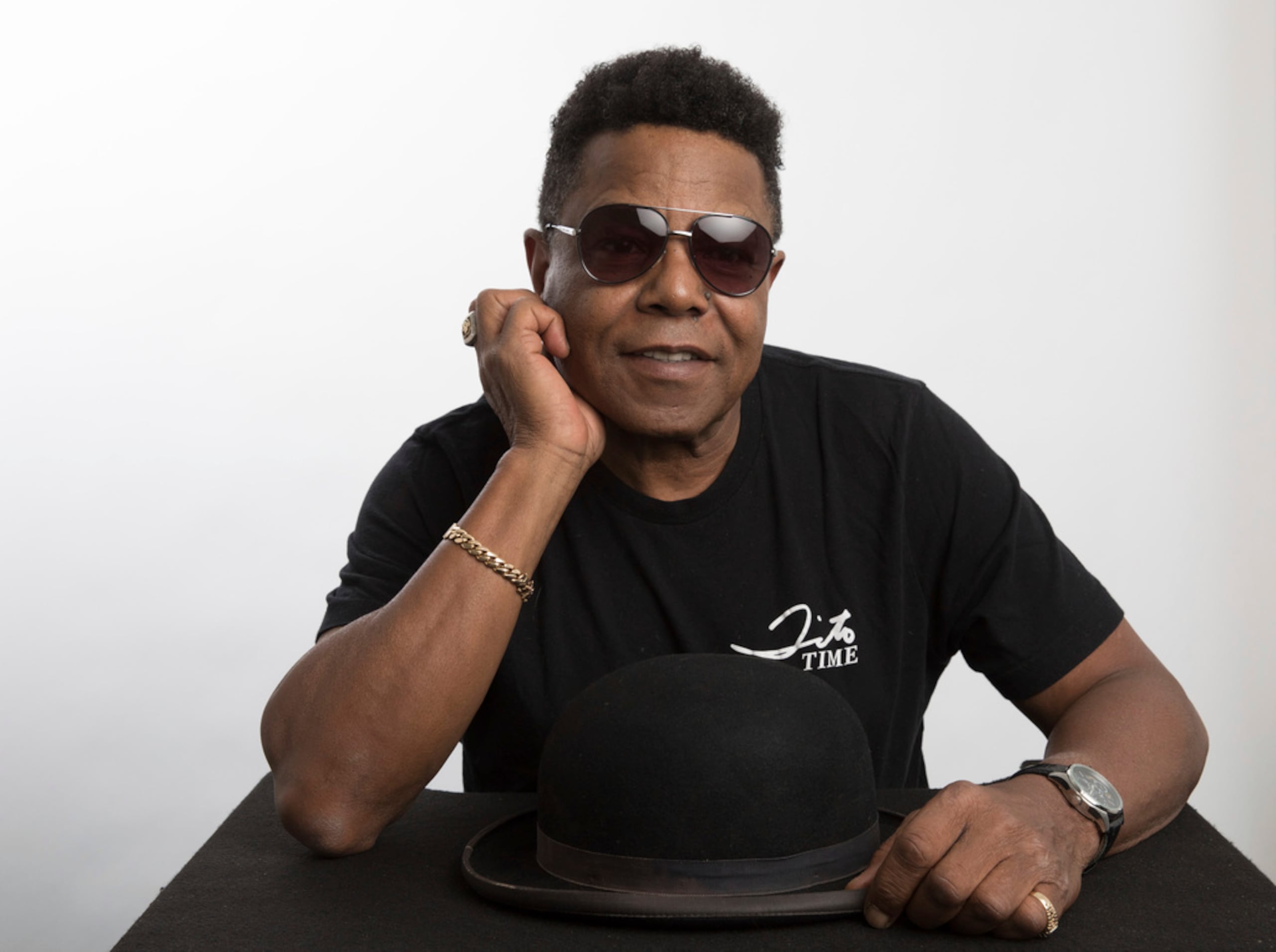 Tito Jackson posa para un retrato en Los Ángeles, el 24 de julio de 2019, para promover su proyecto en solitario, una nueva versión de su canción de 2017 "One Way Street".
