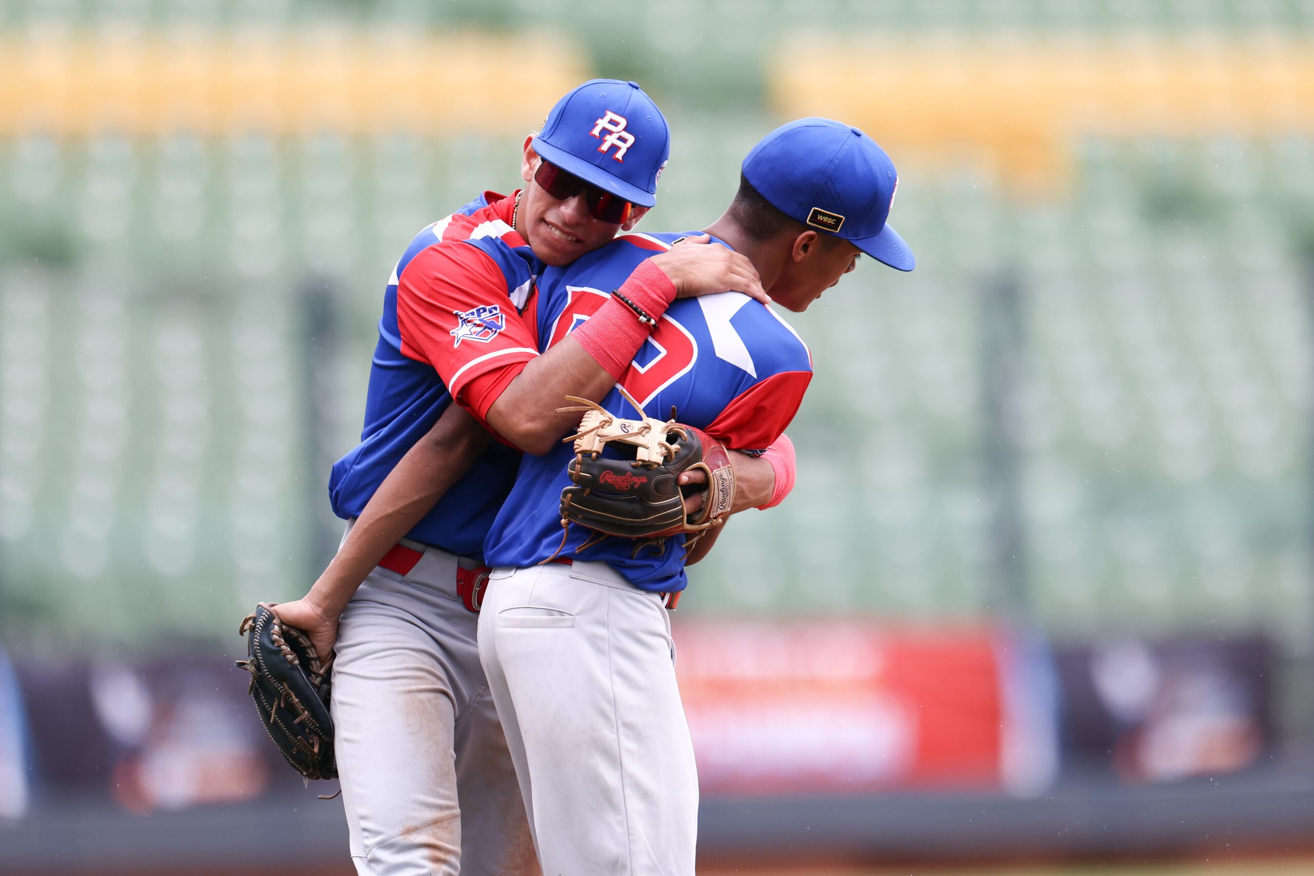 Dos jugadores se abrazan luego de superar a México por 1-0 para avanzar a la ronda de los mejores 6.