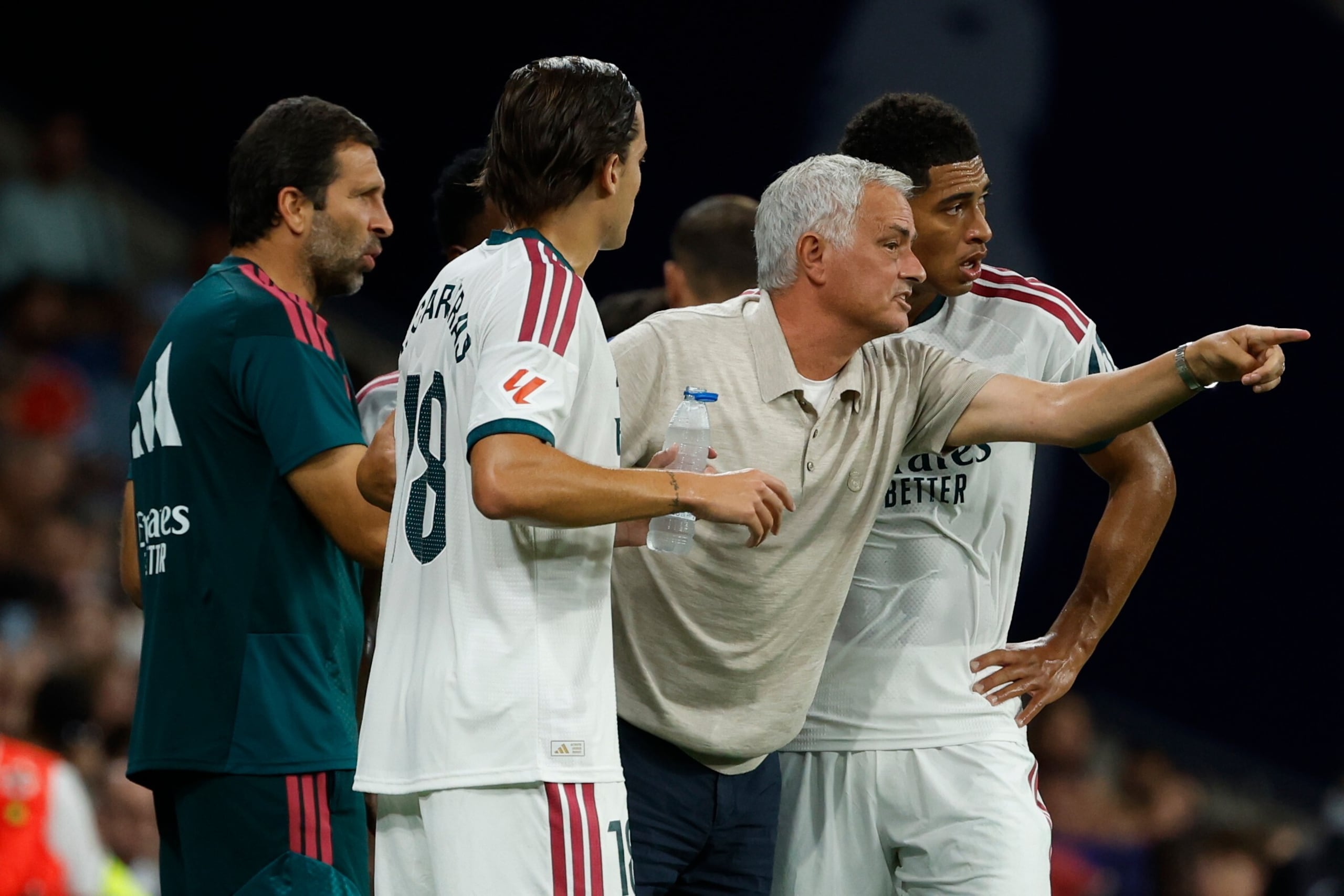 El técnico del Real Madrid José Mourinho charla con Jude Bellingham.