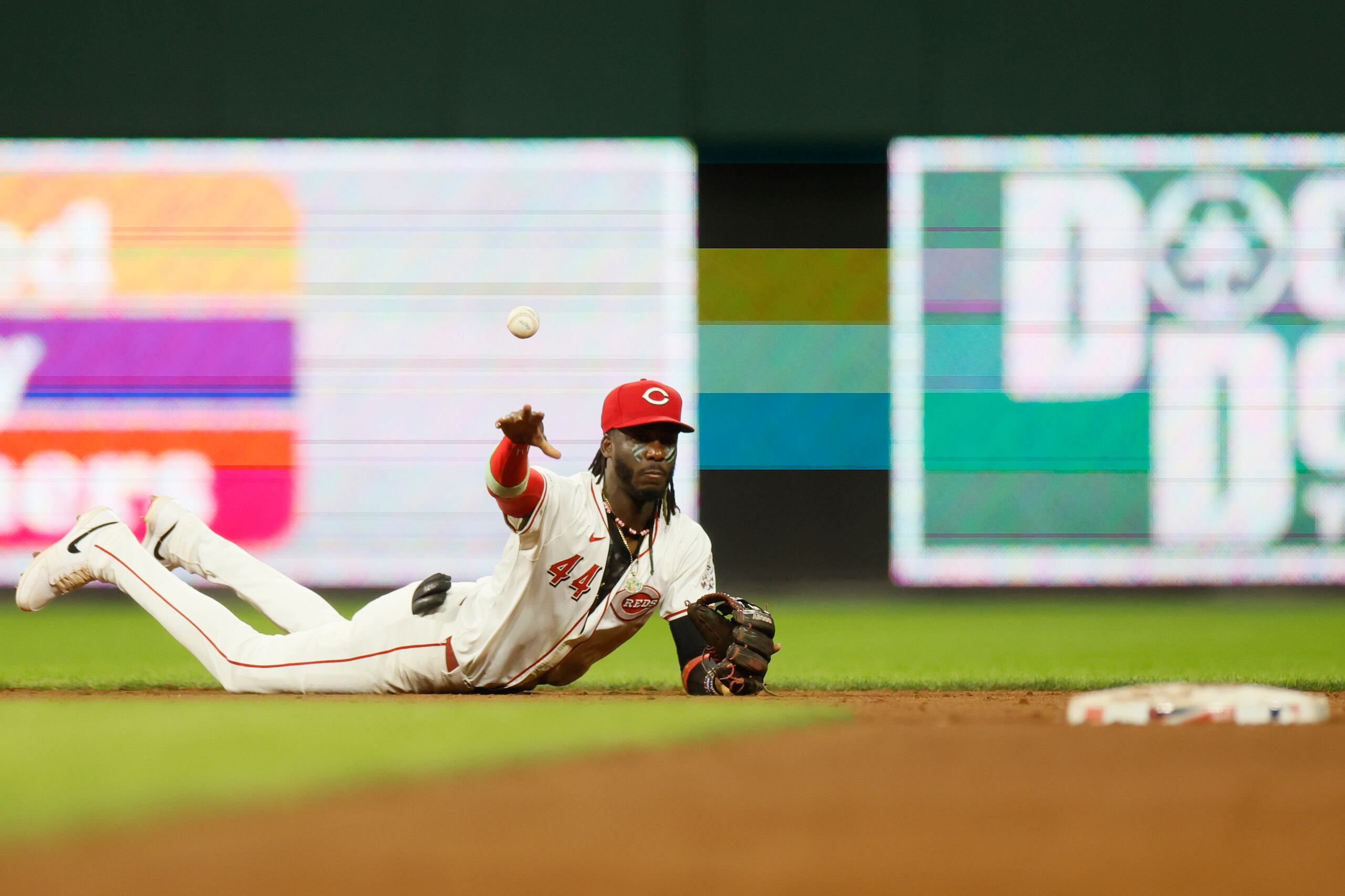 El campocorto de los Rojos de Cincinnati, Elly De La Cruz, saca a Ramón Laureano en la segunda base después de hacer una atrapada durante la octava entrada el martes 17 de septiembre de 2024, en Cincinnati. (AP Foto/Jay LaPrete)