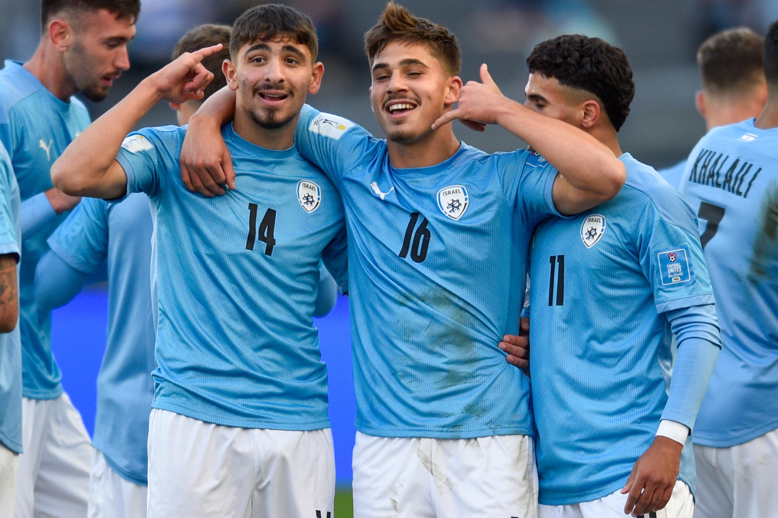 Ran Binyamin de Israel, en el centro, celebra tras anotar el gol de su equipo ante Corea del Sur en el partido por el tercer puesto del Mundial Sub20 en el estadio Diego Maradona de La Plata, Argentina.
