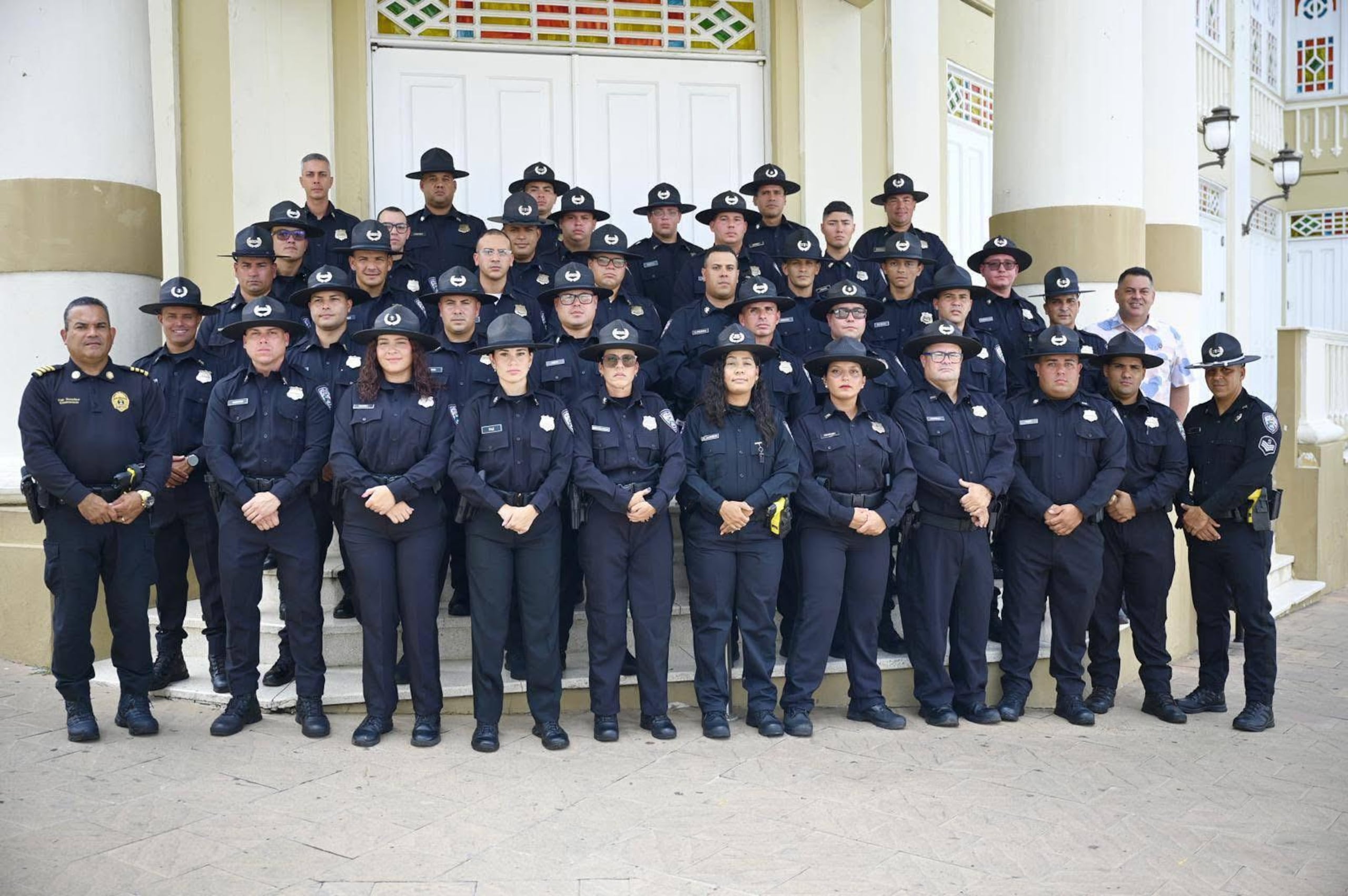 Los efectivos se graduaron recientemente de la academia policial.
