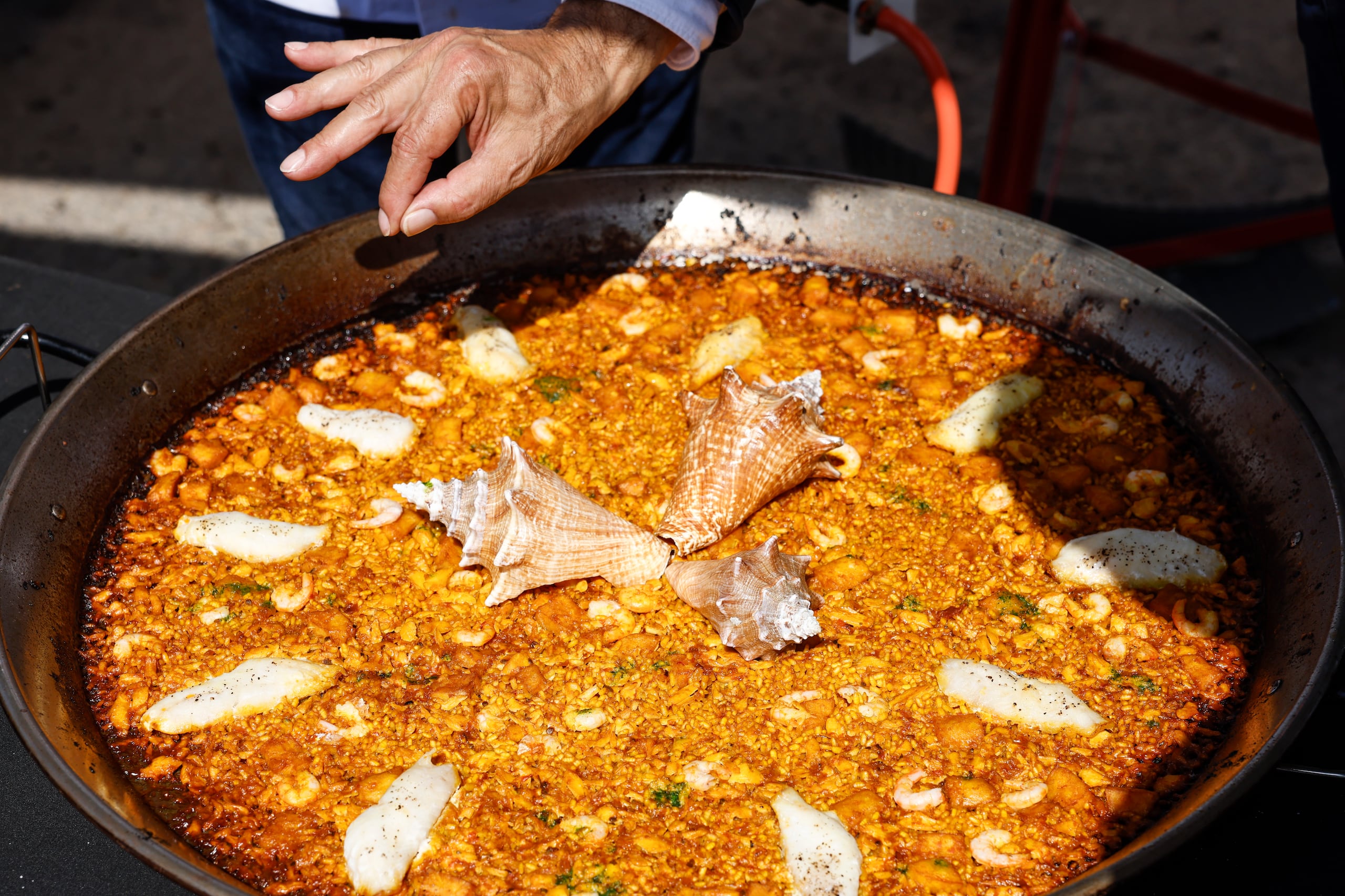 La paella ganadora con el primer premio del World Paella Day Cup 2024, elaborada por el puertorriqueño Joe W. Padilla Castro. EFE/Ana Escobar