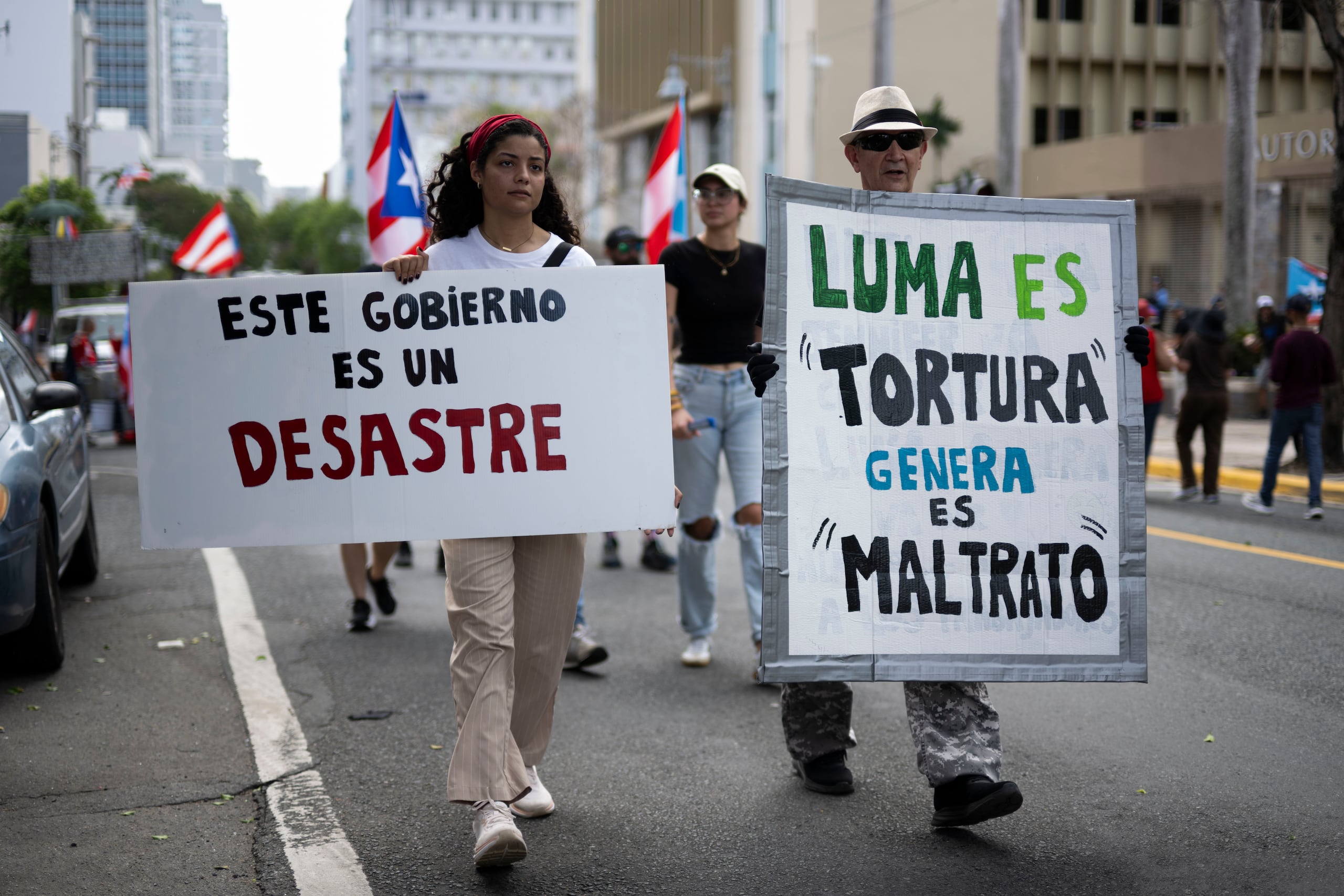 Ciudadanos acuden a protestar frente a las oficinas centrales de LUMA Energy, en Santurce, para denunciar el manejo deficiente del sistema eléctrico por parte de ese consorcio. FOTO POR: Carlos Rivera Giusti/GFR Media
