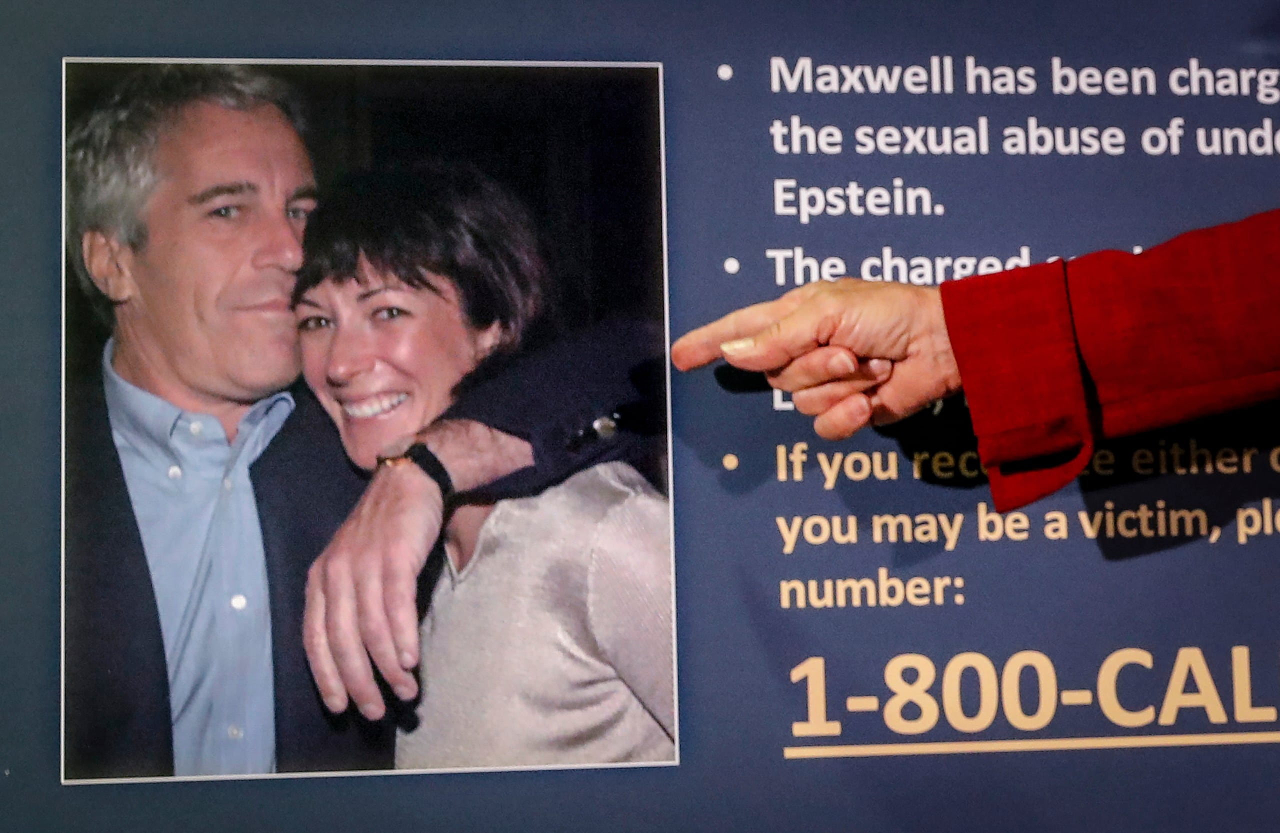 Audrey Strauss, entonces fiscal federal interina para el Distrito Sur de Nueva York, señala una fotografía de Jeffrey Epstein y Ghislaine Maxwell durante una conferencia de prensa en Nueva York, el 2 de julio de 2020.