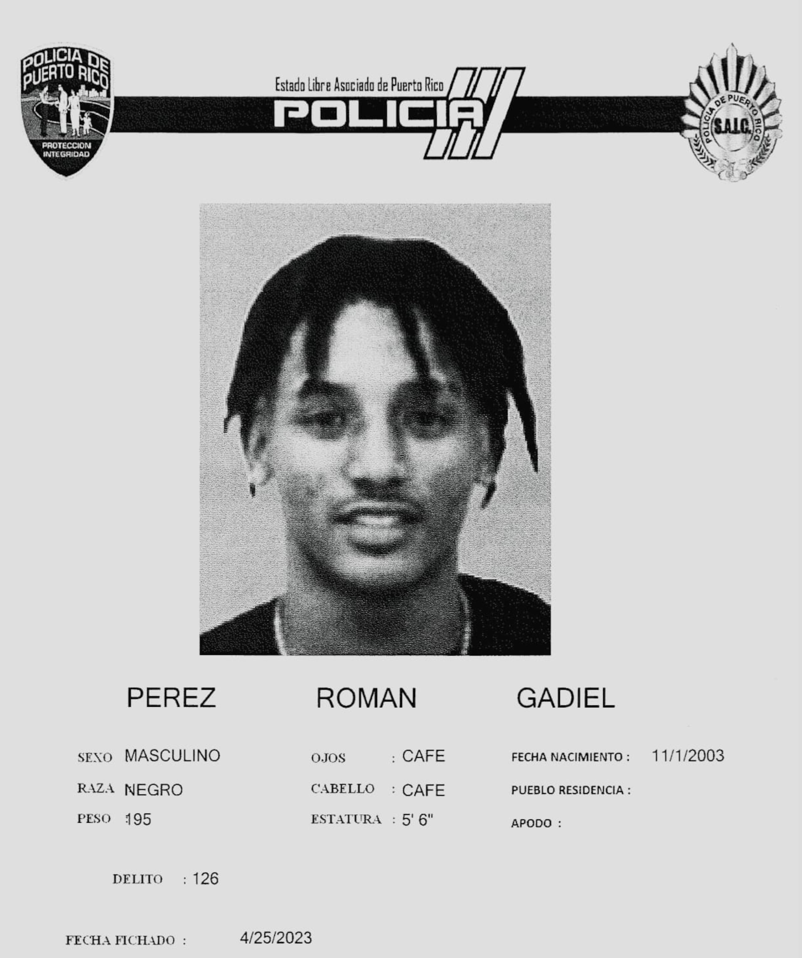 Gadiel Pérez Román enfrenta cargos en ausencia por asesinato, violación a la Ley de Armas y destrucción de evidencia.