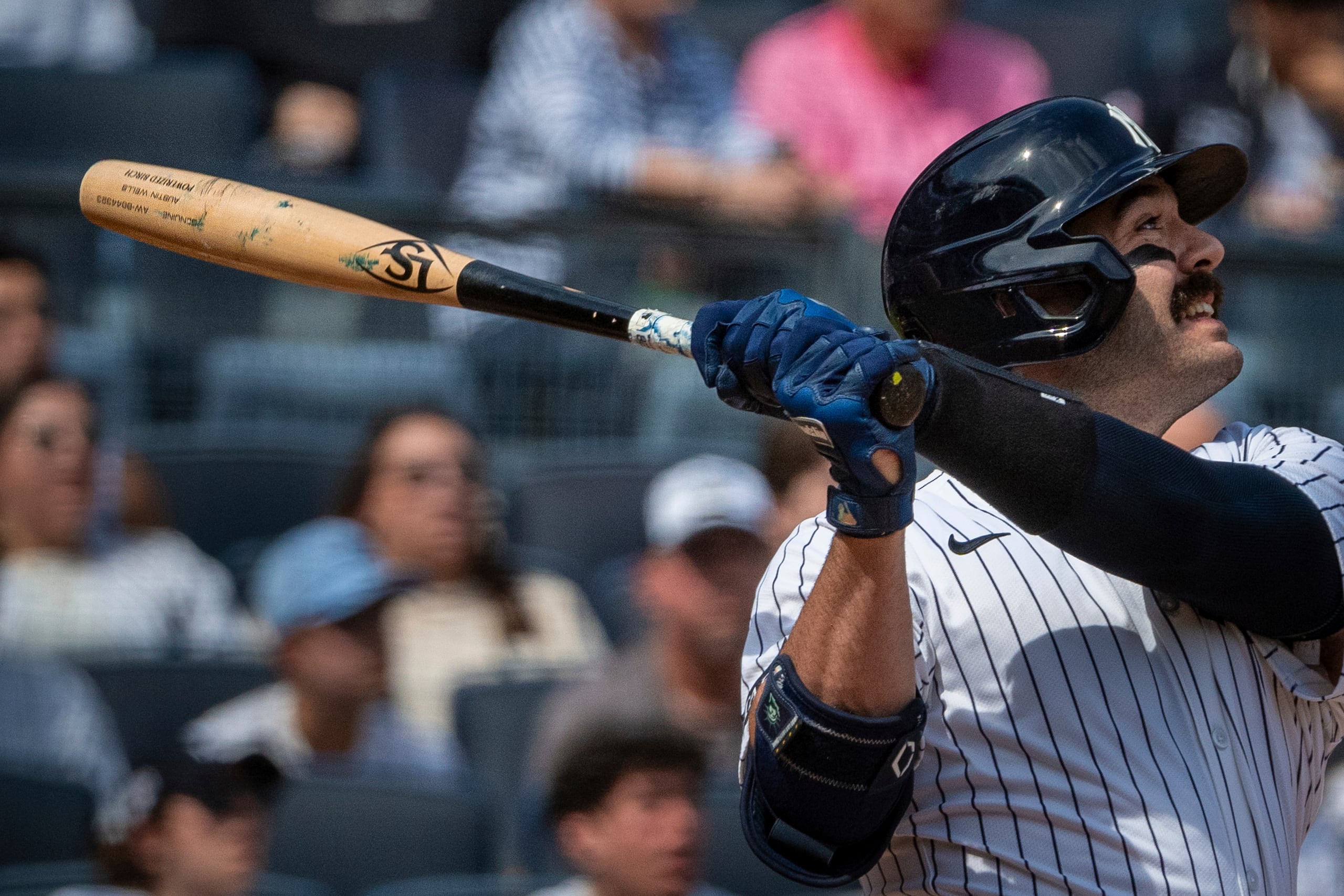Austin Wells, de los Yankees de Nueva York, observa su jonrón tras utilizar el famoso bate torpedo en la primera entrada ante los Brewers de Milwaukee el sábado. En la jornada los del Bronx dispararon nueve cuadrangulares.