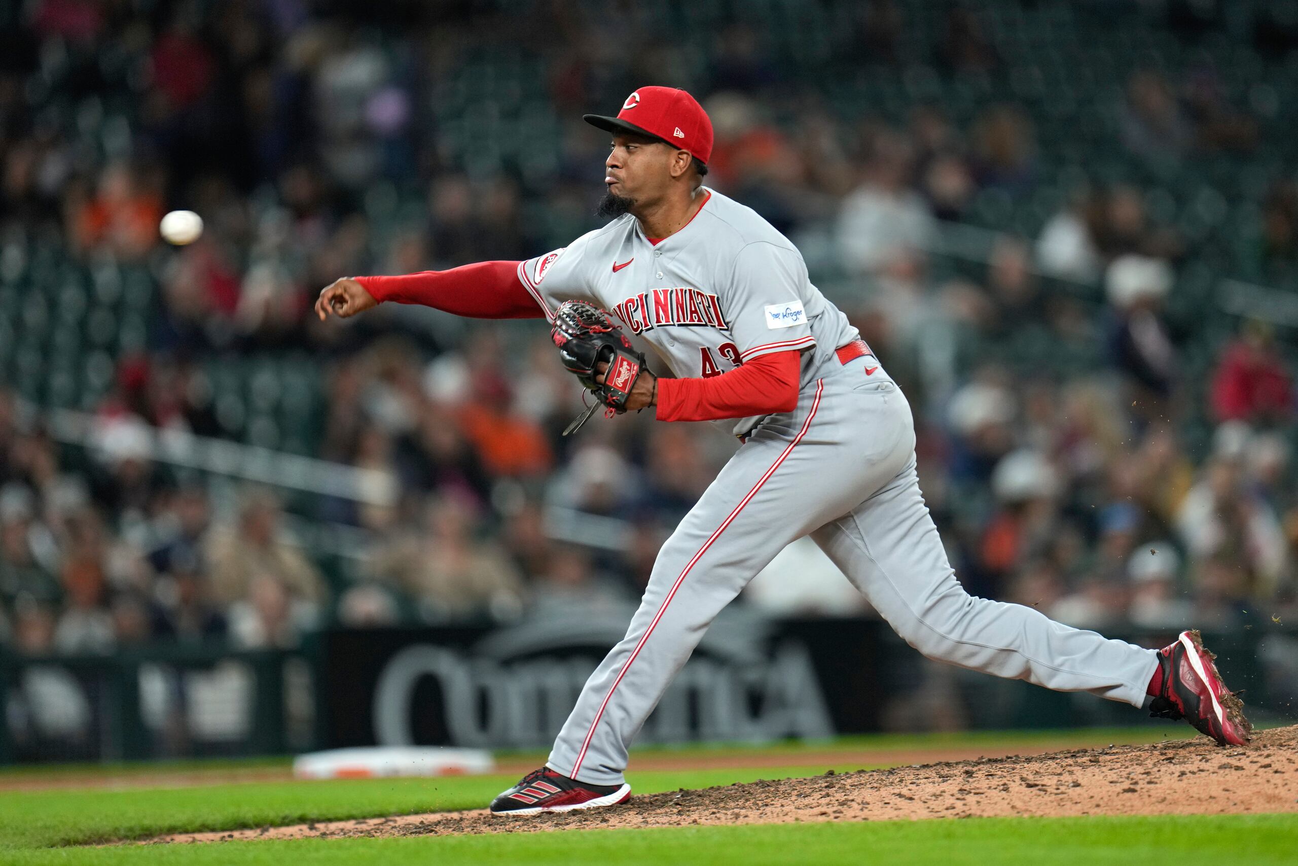 El relevista puertorriqueño de los Reds de Cincinnati, Alexis Diaz, lanza durante la novena entrada en un partido contra los Tigers de Detroit.