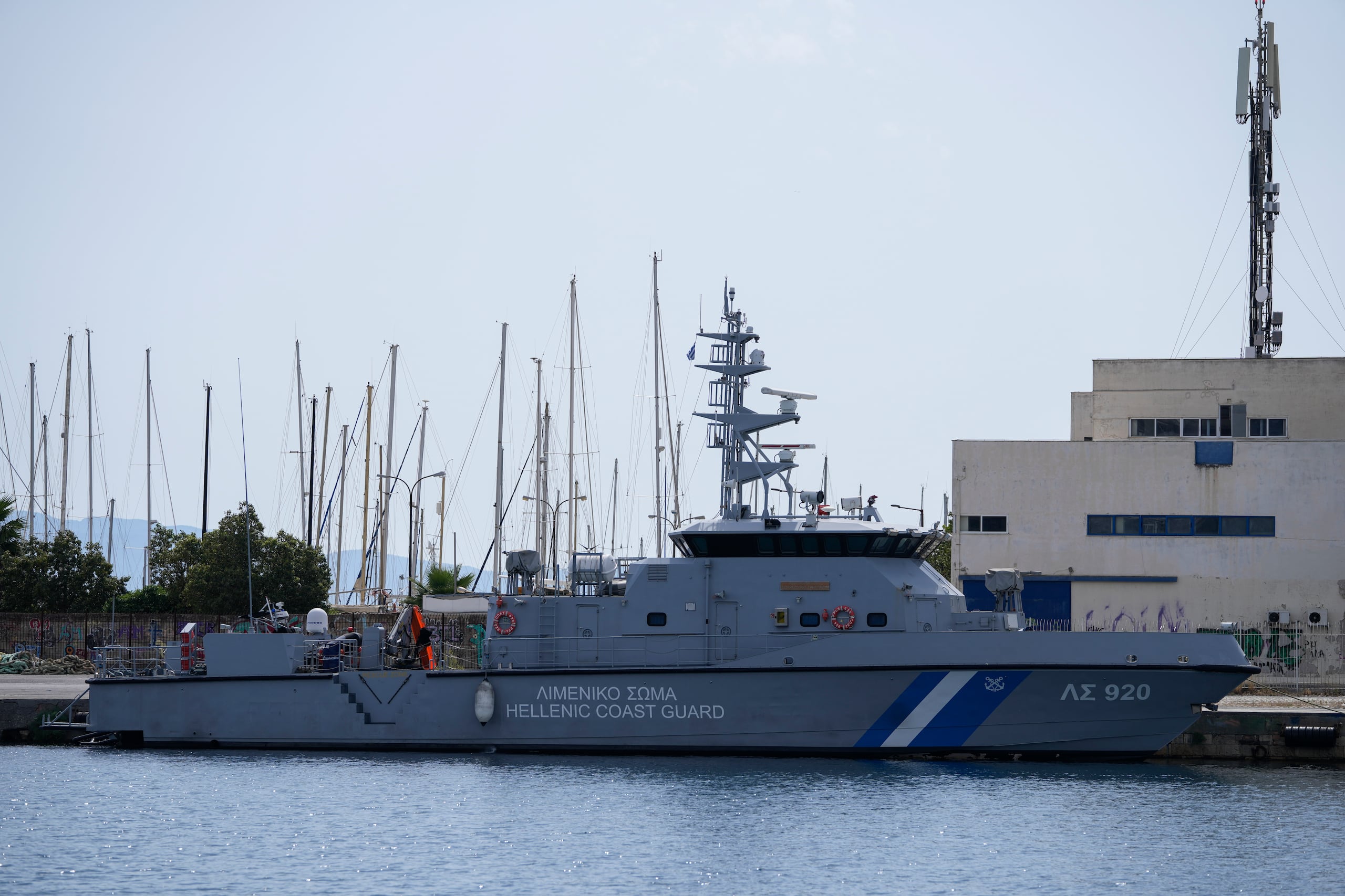Un buque de la Guardia Costera de Grecia anclado en el puerto de Kalamata, a unos 240 kilómetros (150 millas) al suroeste de Atenas. (AP Foto/Thanassis Stavrakis)