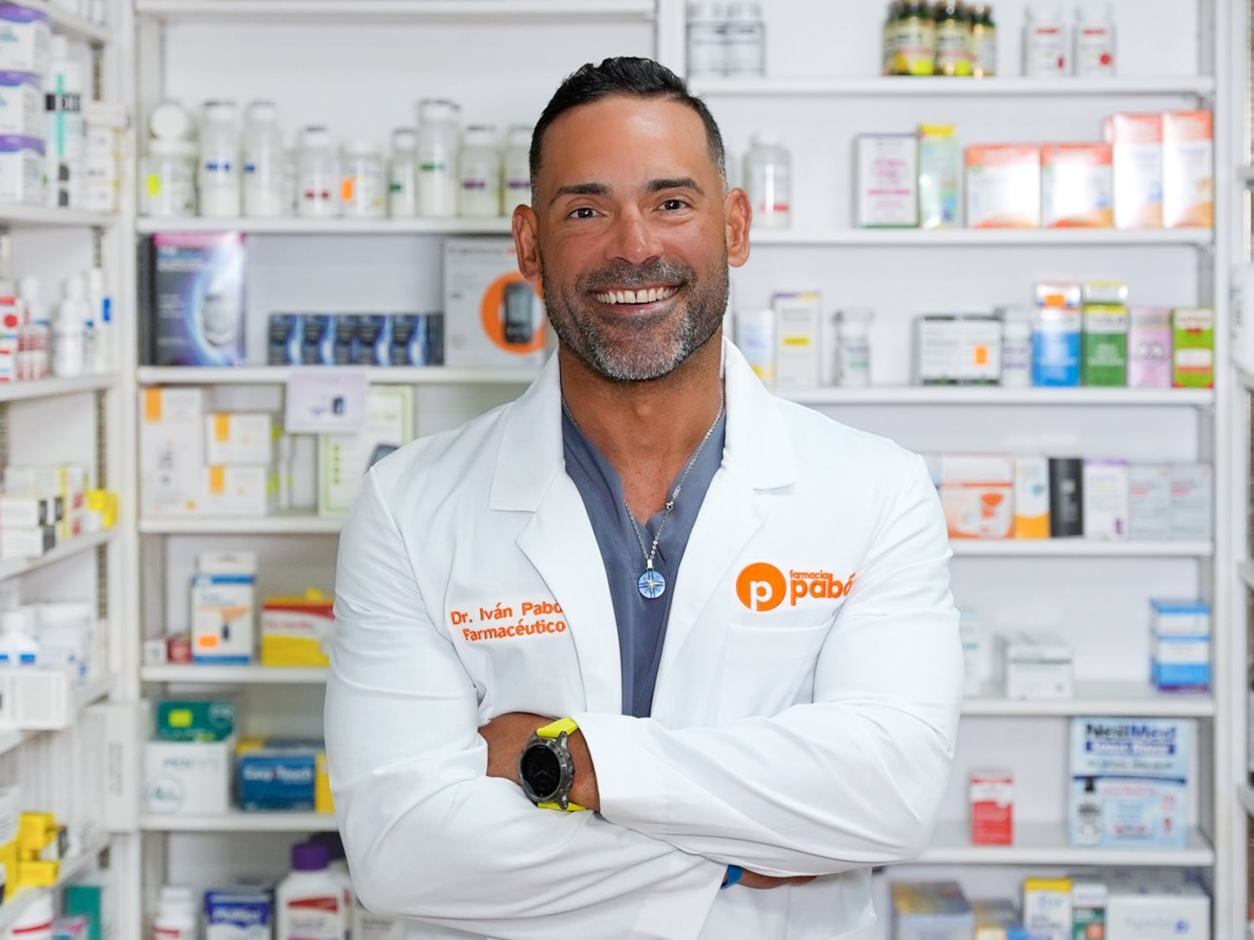 El doctor Iván Pabón dirige la Farmacia Pabón.