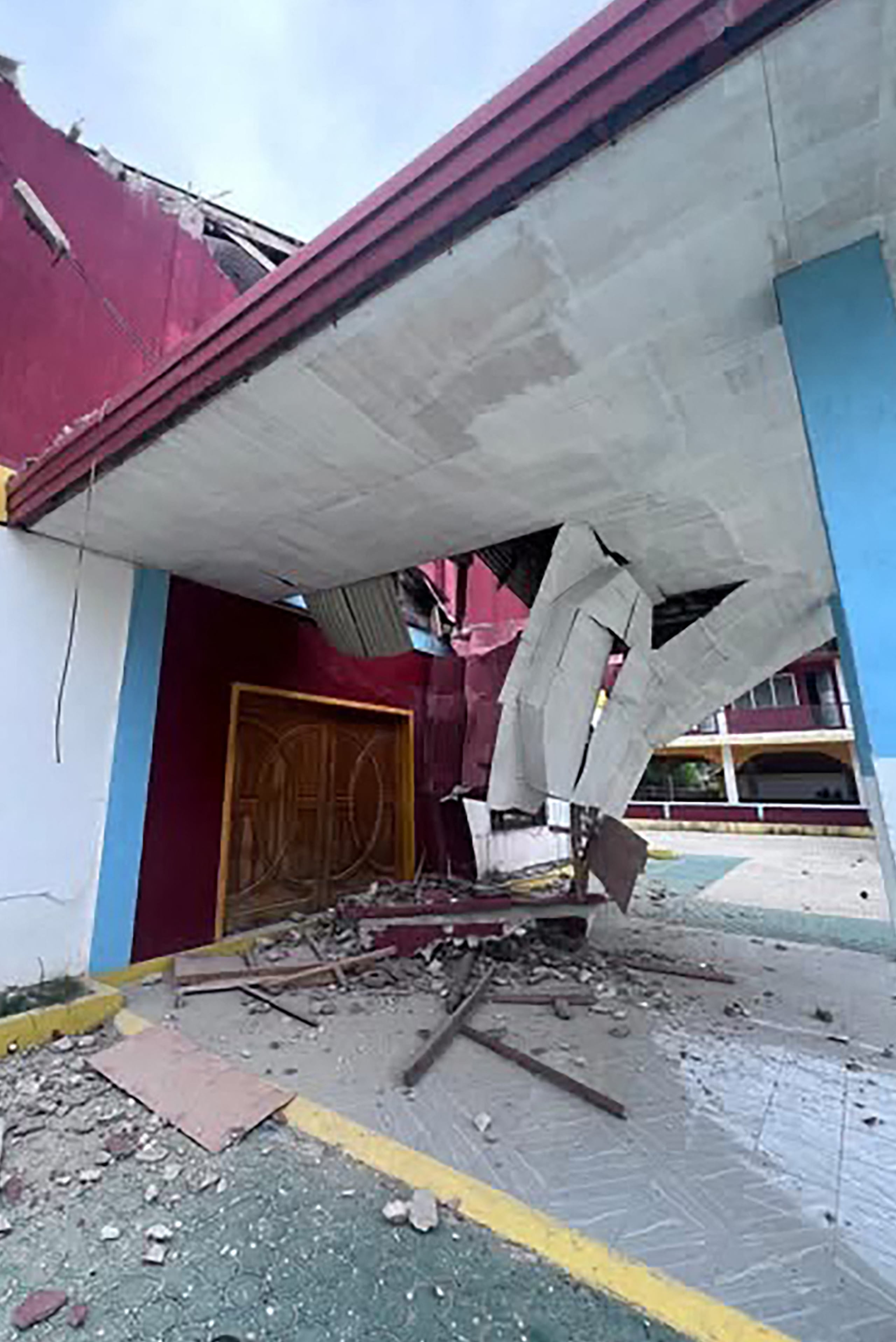 Esta foto distribuida, tomada y recibida el 10 de octubre de 2025 por Marvin Zabala, muestra una iglesia dañada en Baganga, Davao Oriental, tras un terremoto de magnitud 7.4 que sacudió el sur de Filipinas.
