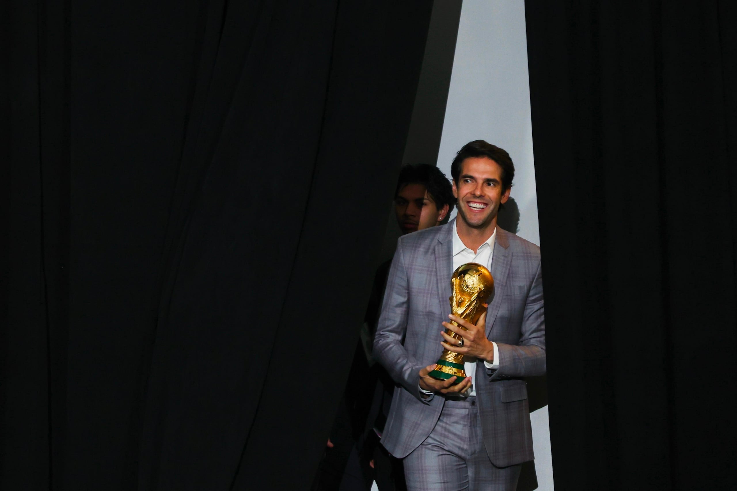 El exfutbolista brasileño Kaká, sosteniendo un trofeo de la Copa del Mundo, participa en un panel sobre el espectáculo del medio tiempo del torneo de fútbol de la Copa Mundial de la FIFA 2026 durante la cumbre Global Citizen NOW, el jueves 14 de mayo de 2026, en Nueva York. (Foto AP/Heather Khalifa)
