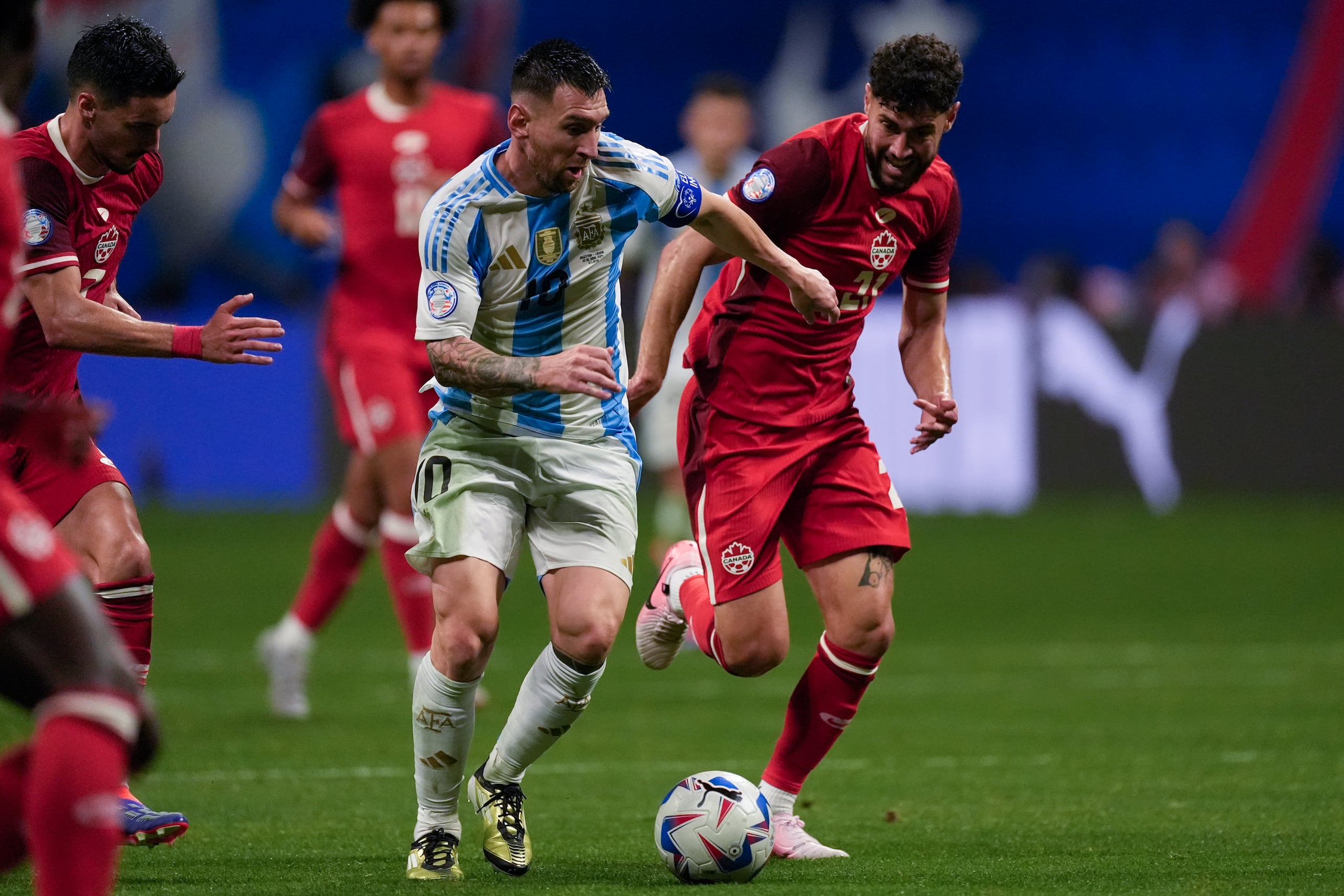 Lionel Messi intenta controlar el balón ante la defensa del canadiense Jonathan Osorio en la Copa América.