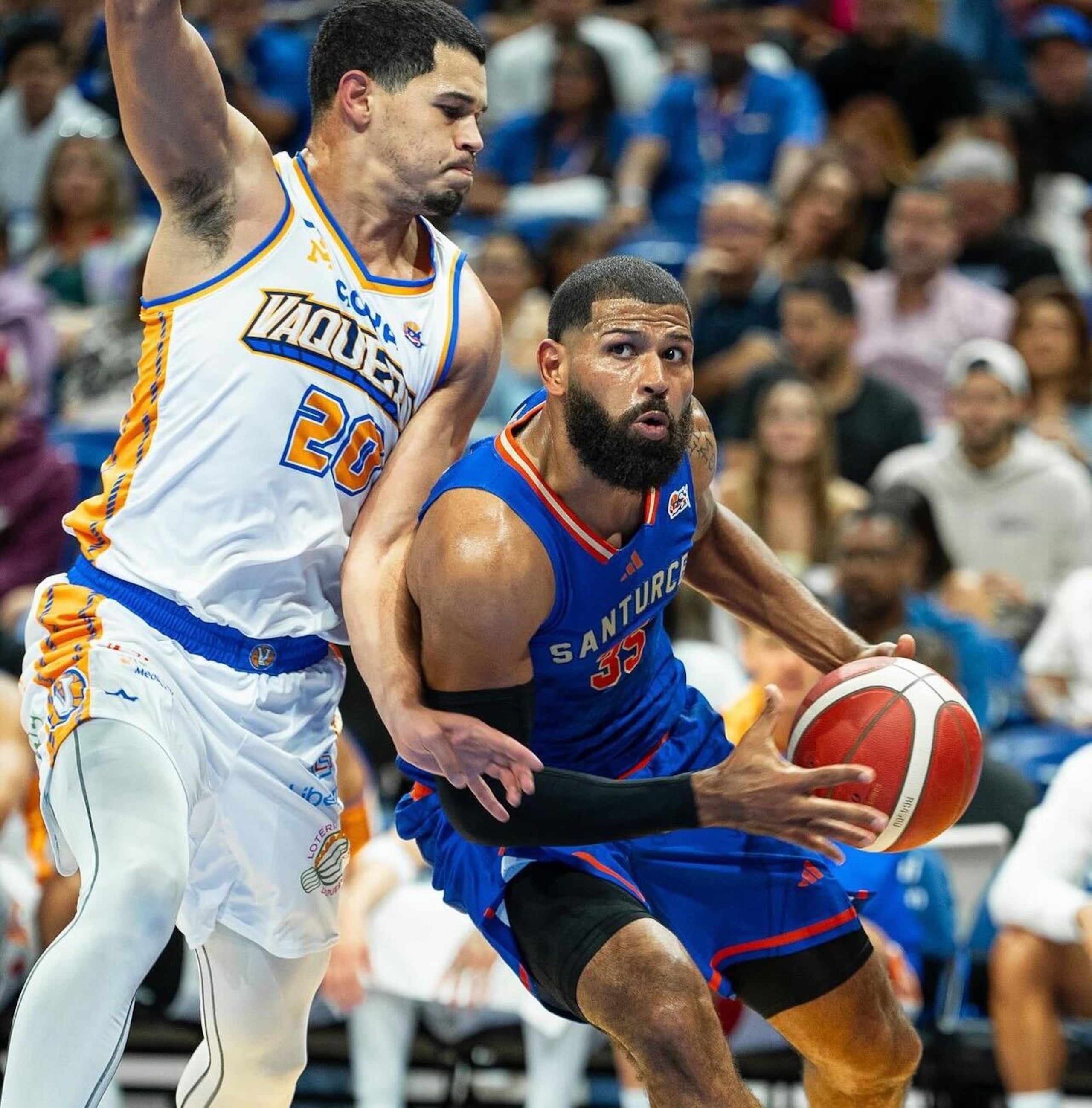 Ángel Matías, de los Cangrejeros de Santurce, busca atacar el canasto frente a la defensa de Alexis Negrón, de los Vaqueros de Bayamón.